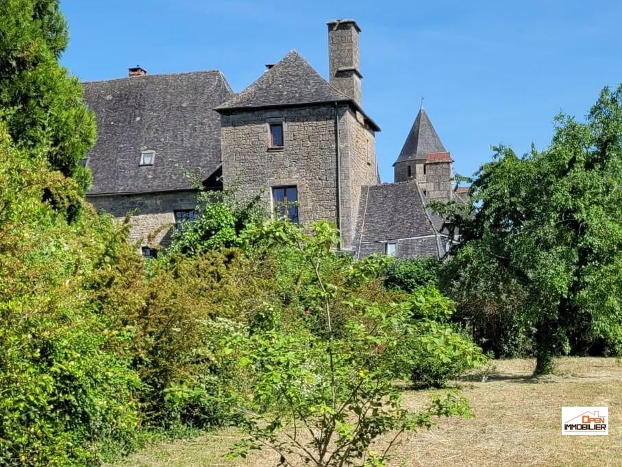 Superbe tour de chateau avec terrain au coeur d&rsquo;un des plus beaux villages de France