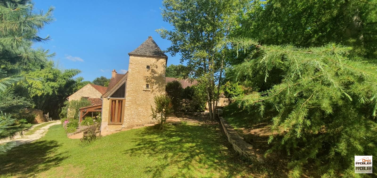 Magnifique propriété de caractère en Périgord noir dans un lieu magique à deux pas de Sarlat. ave...