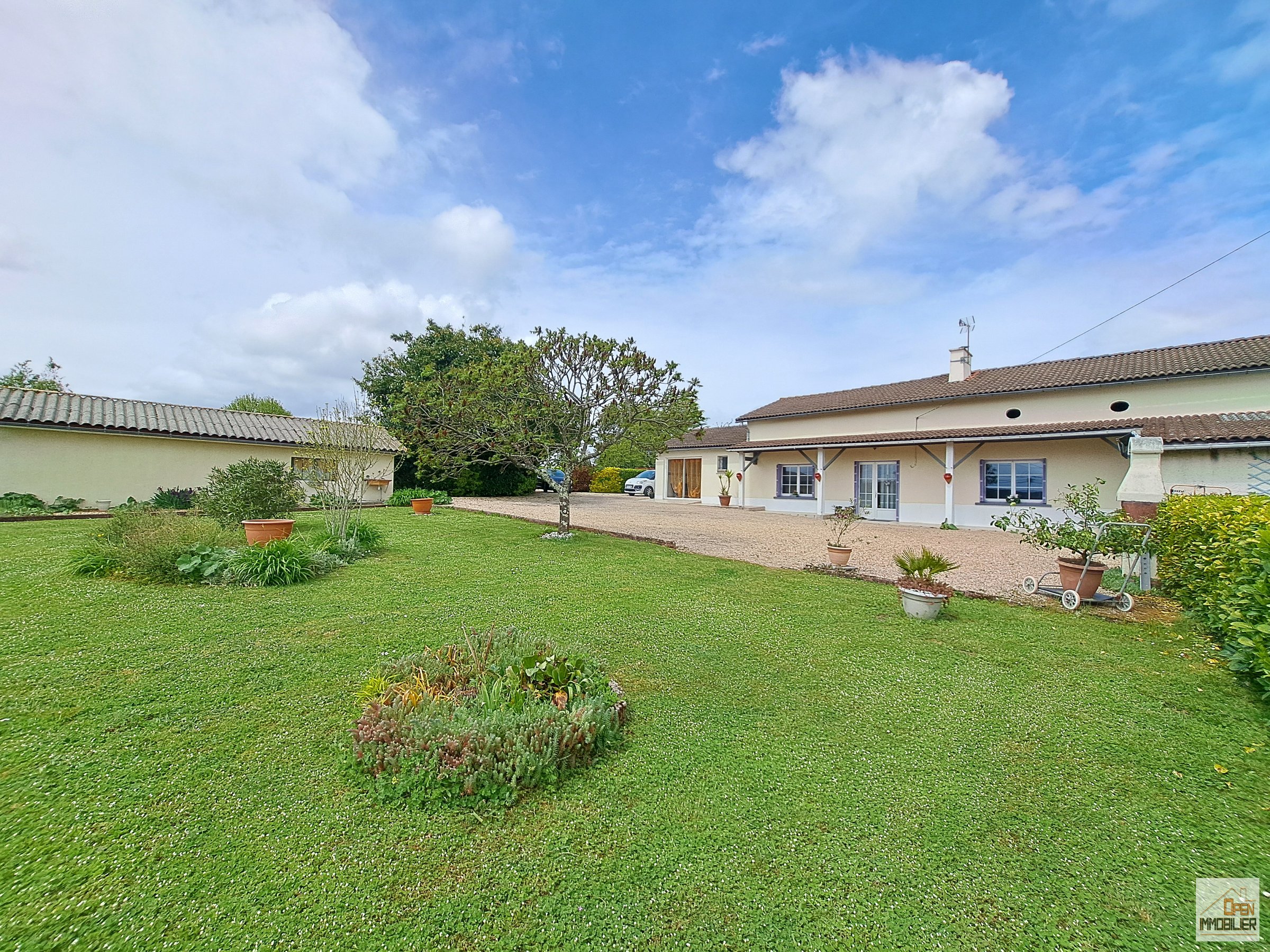 Maison avec garage et terrain piscinable – 136 m² – 6 pièces