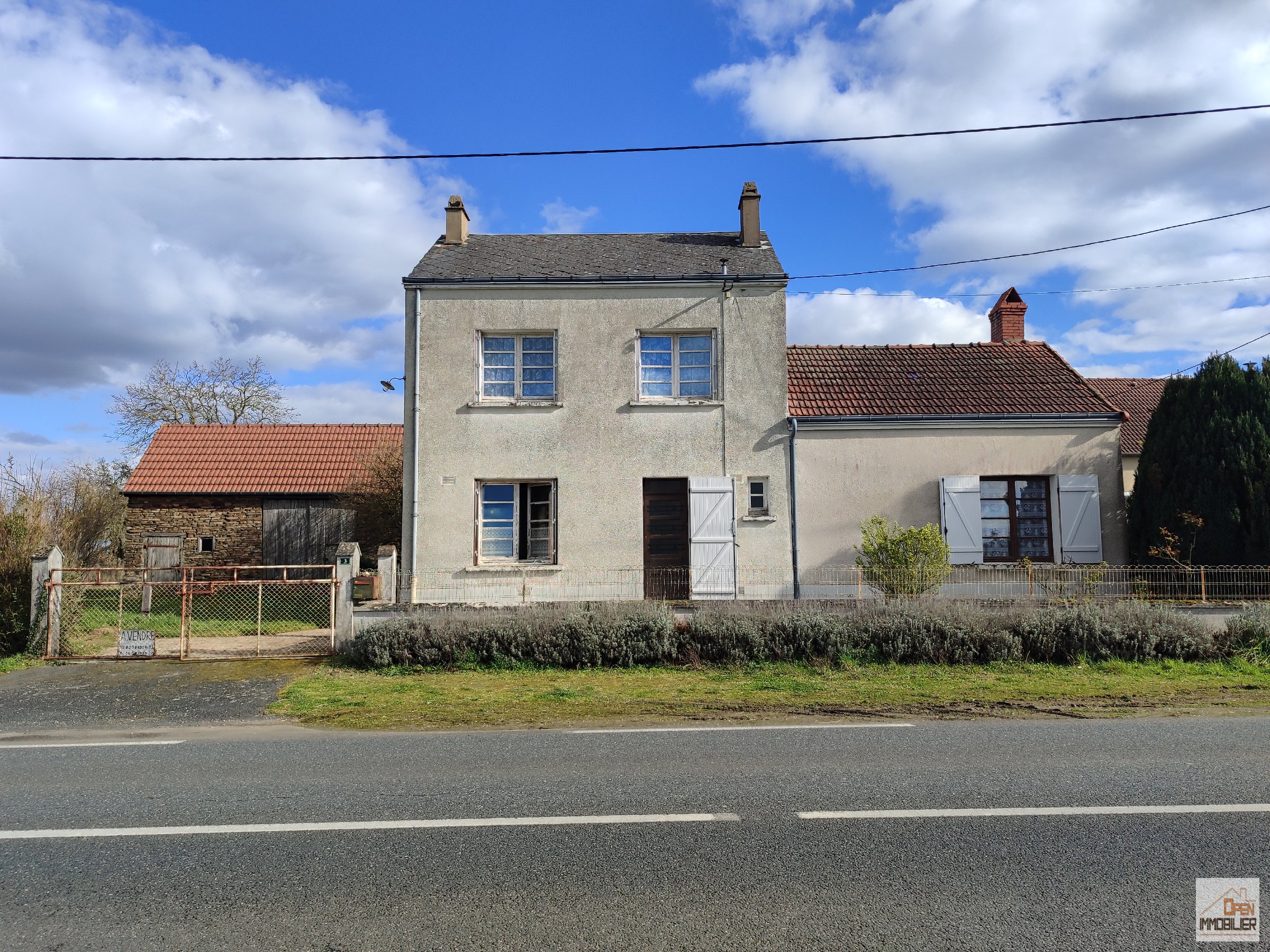 Maison à rénover avec nombreuses dépendances
