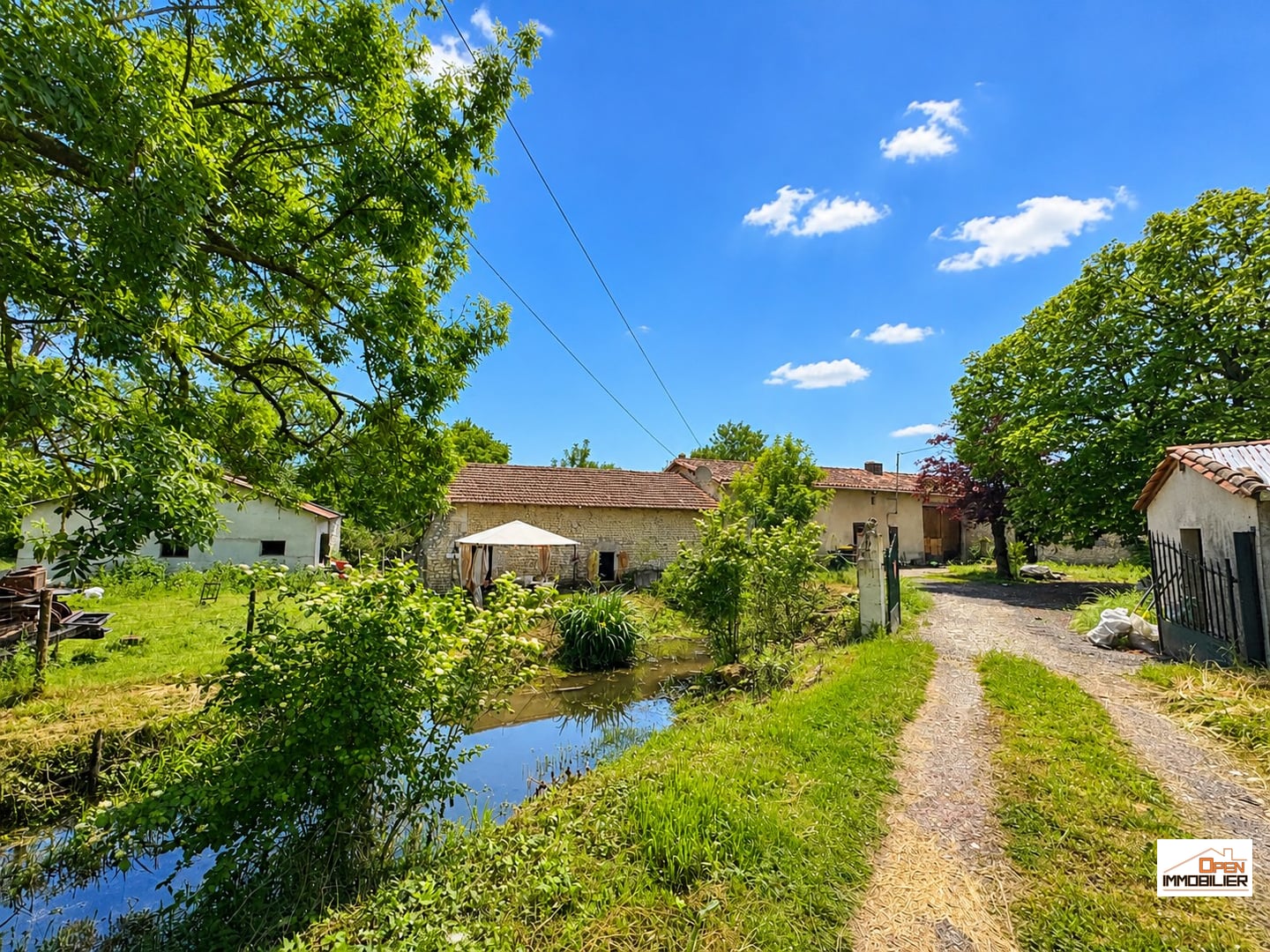 Ancien moulin à eau sans voisins terrain de 2,7 Hectares