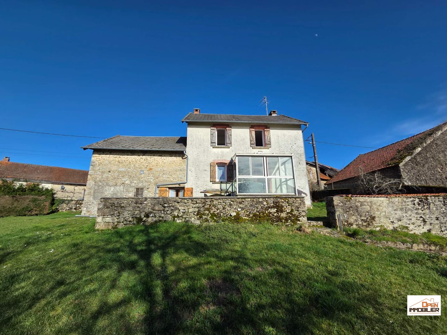 Maison avec grange attenante et terrains 12126 m2