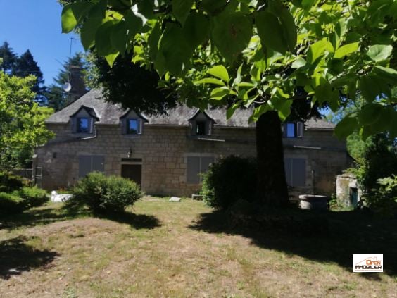 CHARMANTE MAISON DE MAÎTRE DE 1803 – PIERRE ET ARDOISES – CŒUR DE VILLAGE CORRÉZIEN