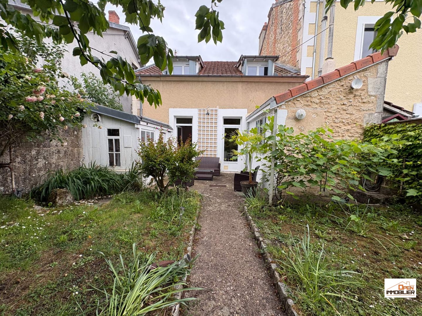 Maison de ville avec cour meublée