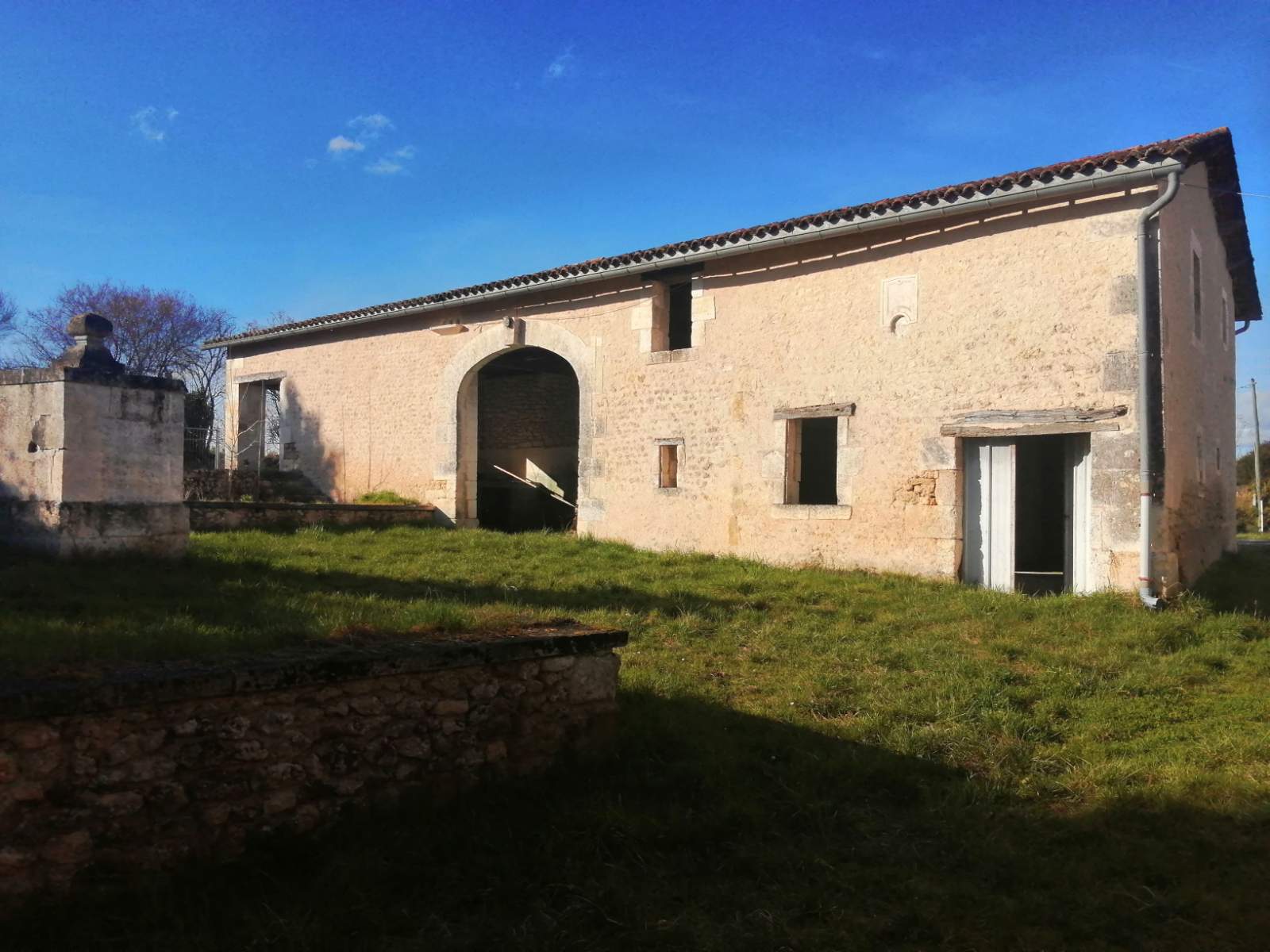 Grange 110 m², terrain, dépendances