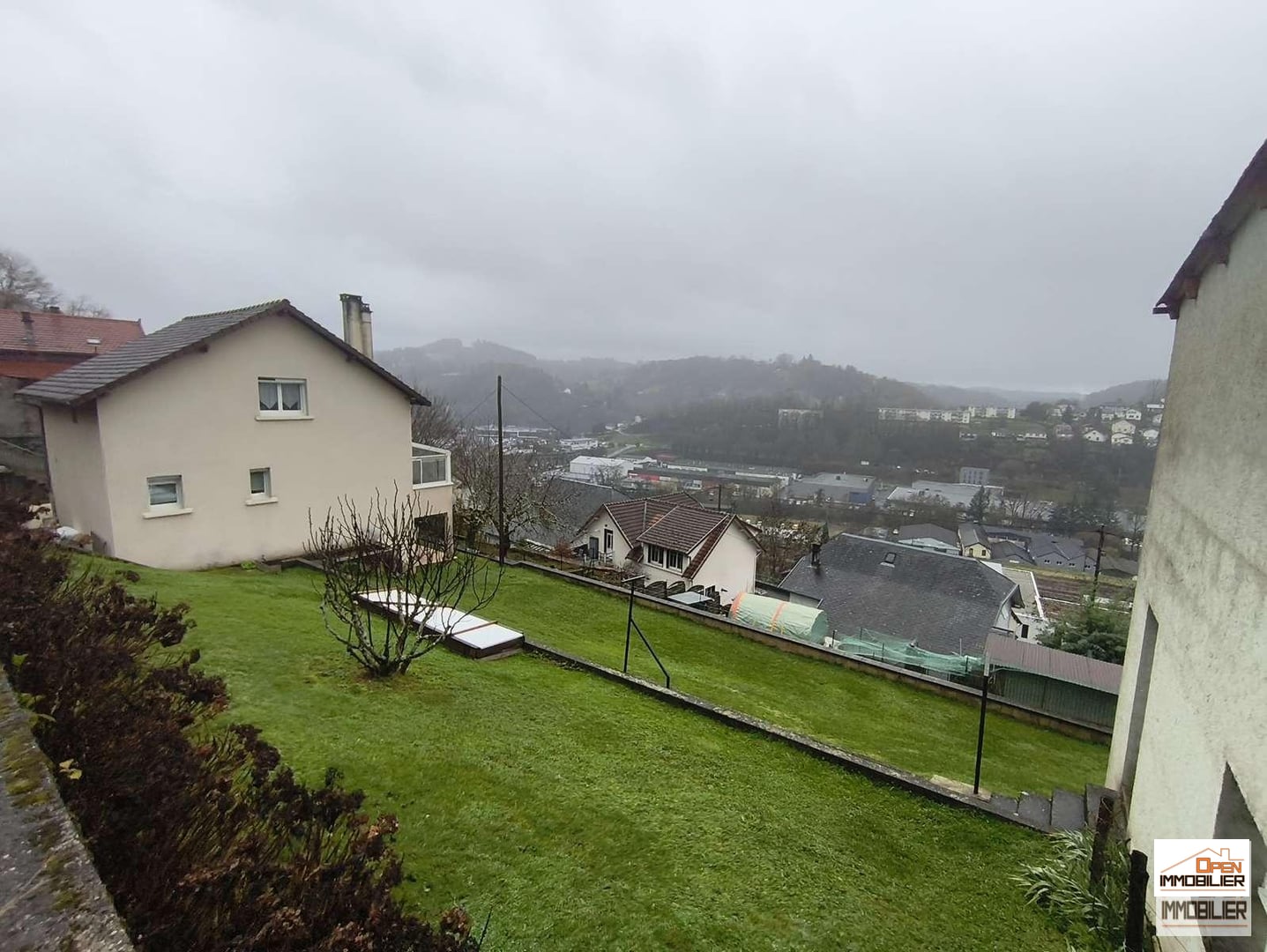 Coup de cœur assuré pour cette maison familiale avec vue imprenable sur Tulle, prête à vous accu...