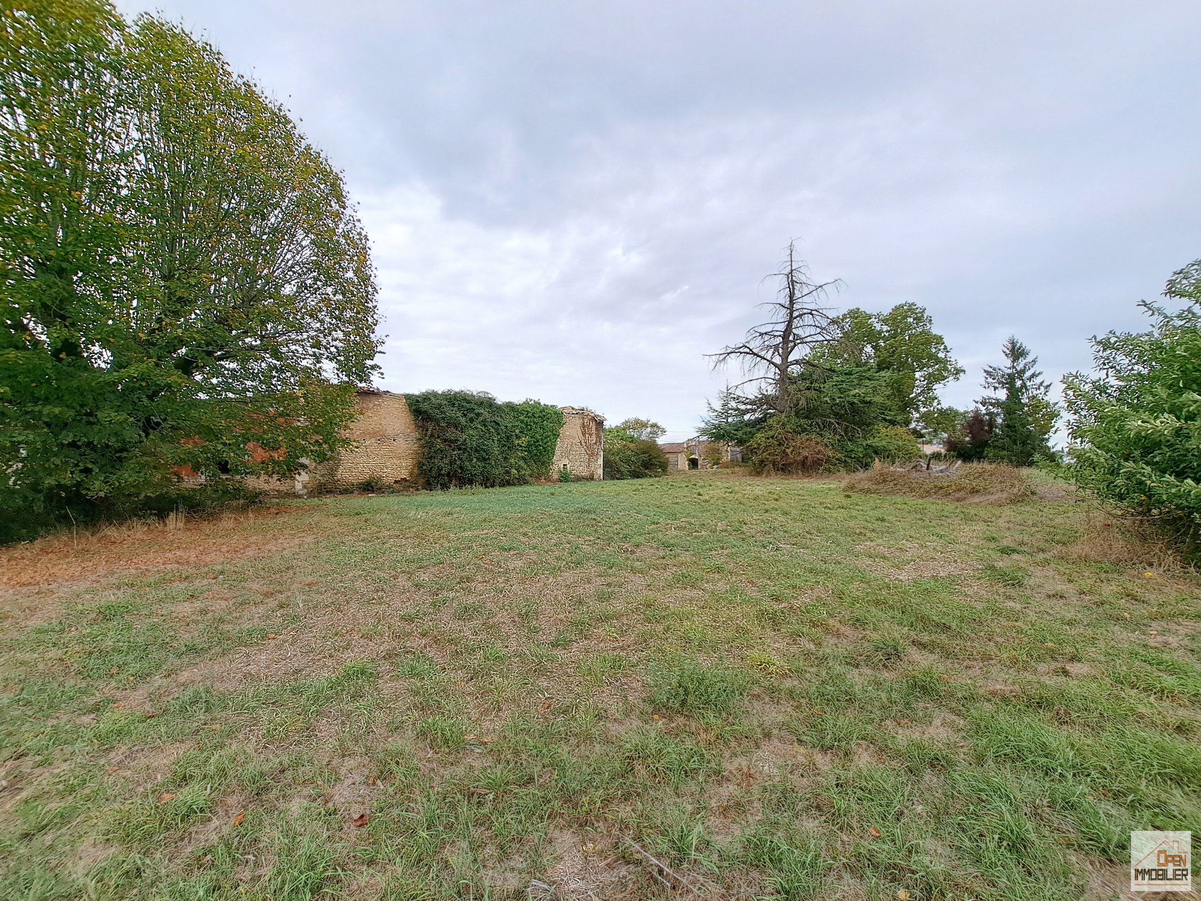Terrain constructible – 5642 m² – divers bâtiments à réhabiliter - Saint-Maigrin