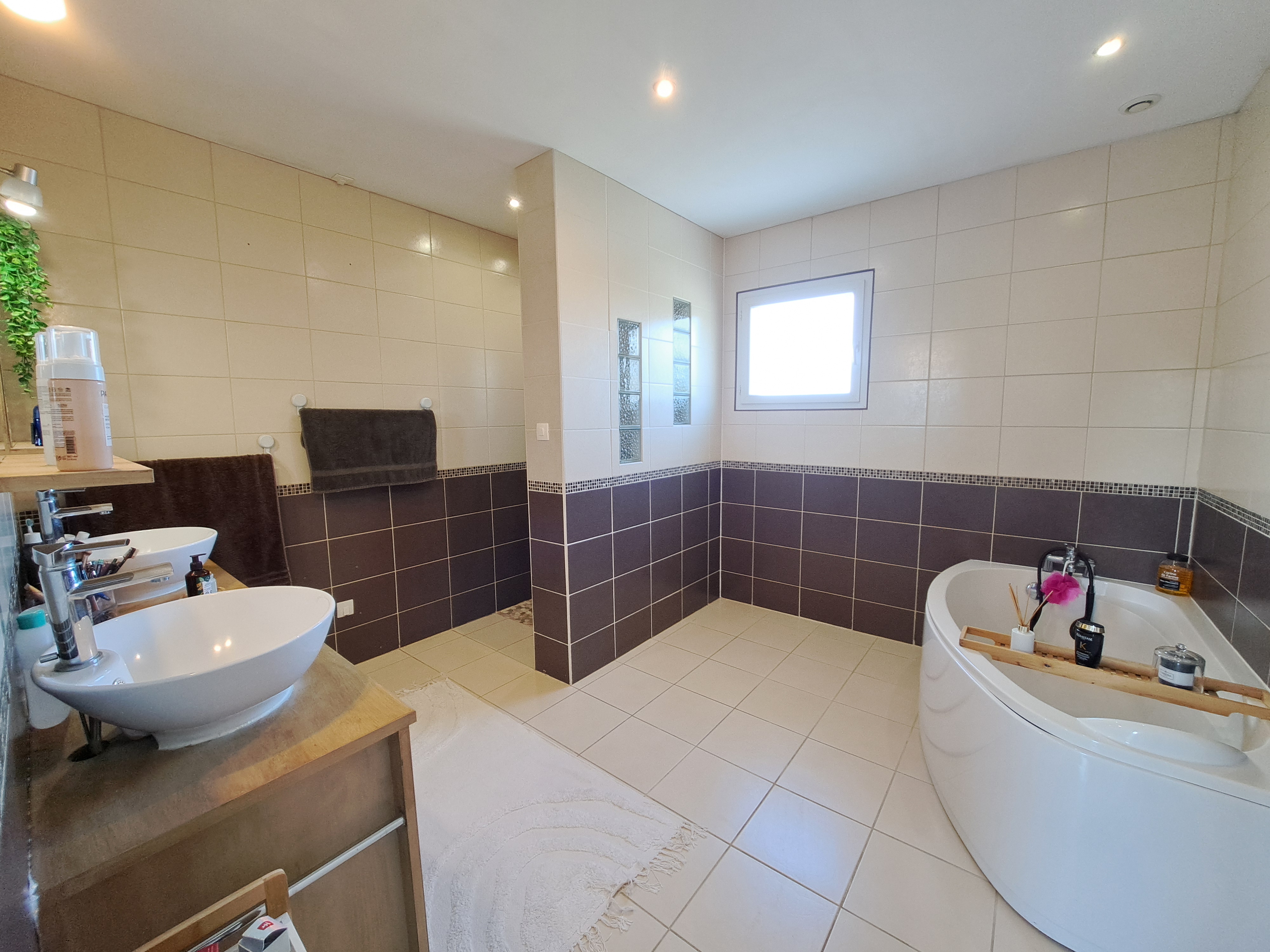 Photo 9 - Maison avec double garage, piscine et jardin clos – 122 m² – 5 pièces