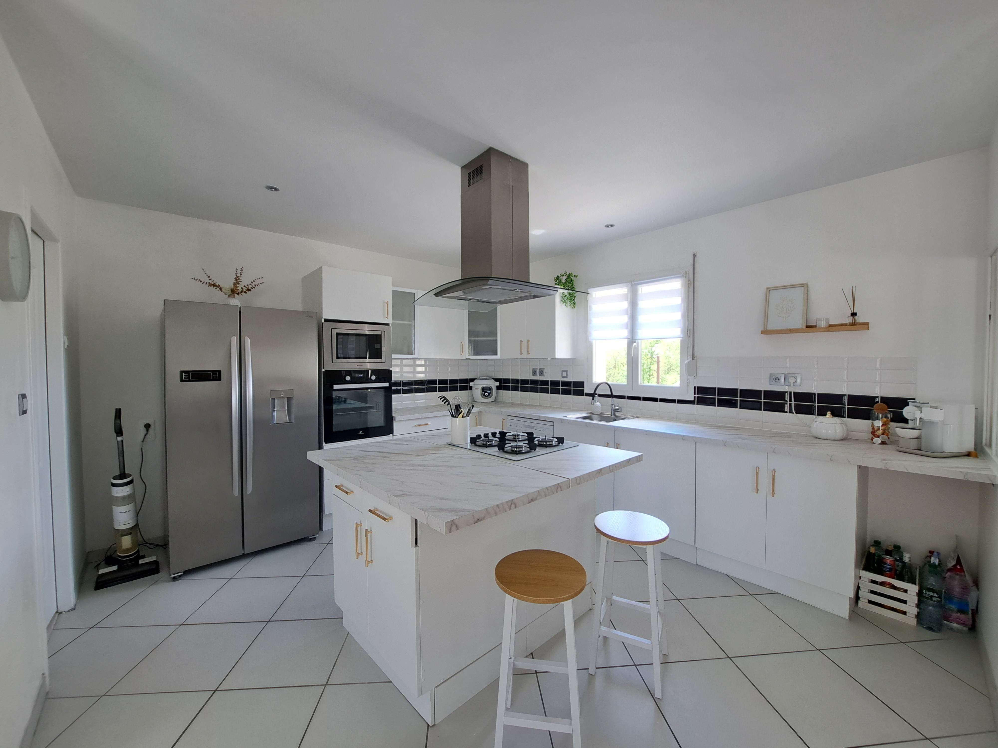 Photo 2 - Maison avec double garage, piscine et jardin clos – 122 m² – 5 pièces