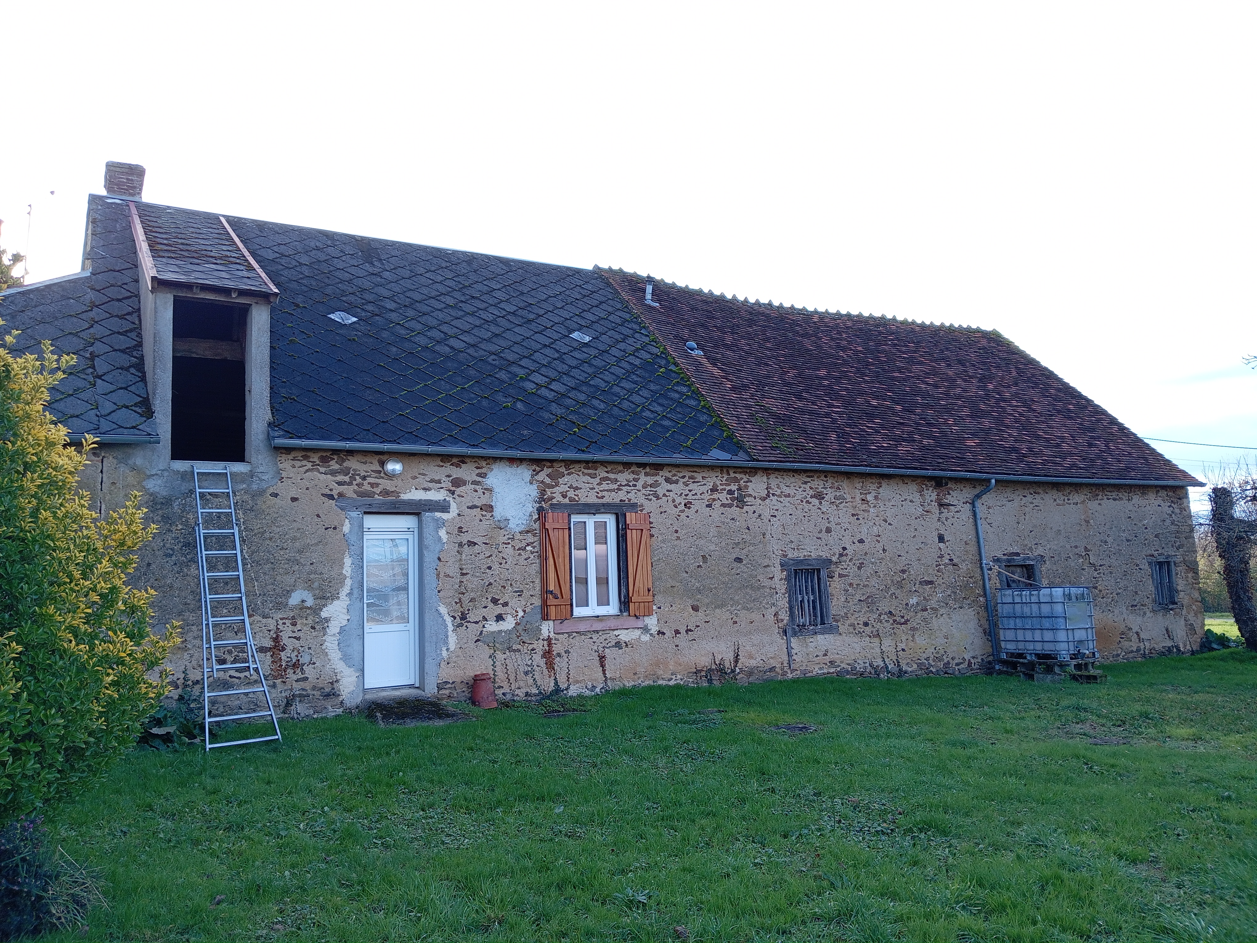 Photo 2 - maison avec nombreuses dépendances
