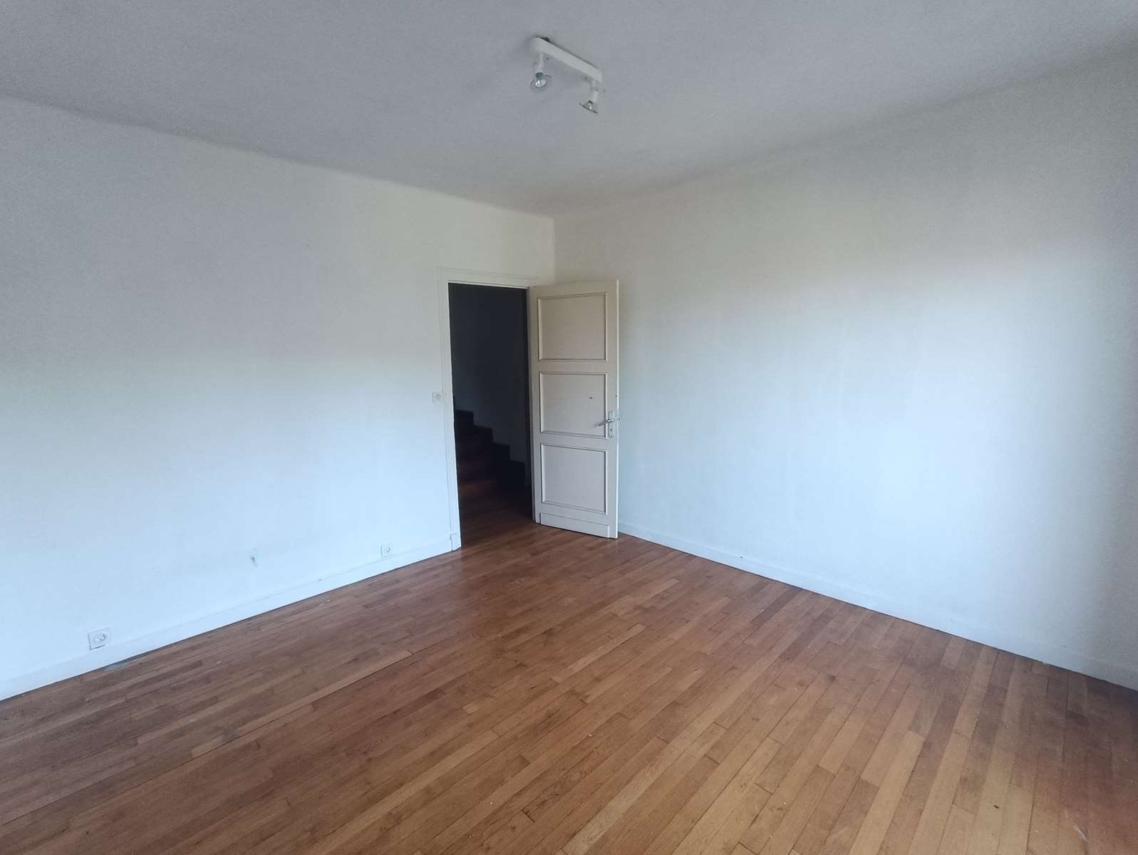 Photo 17 - Maison familiale en pierres et ardoises avec dépendance, puits, garages, caves et terrain d&rsquo;environ 4271 m²