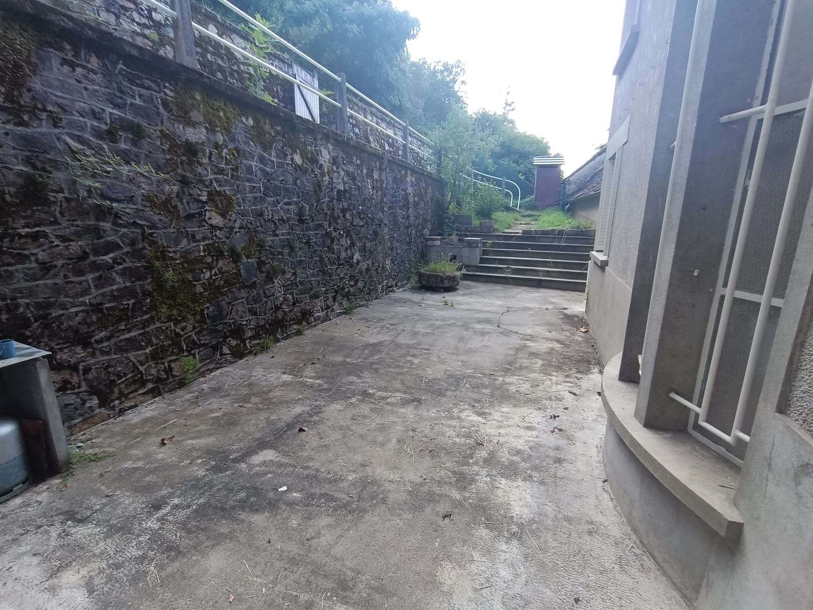Photo 22 - Maison familiale en pierres et ardoises avec dépendance, puits, garages, caves et terrain d&rsquo;environ 4271 m²