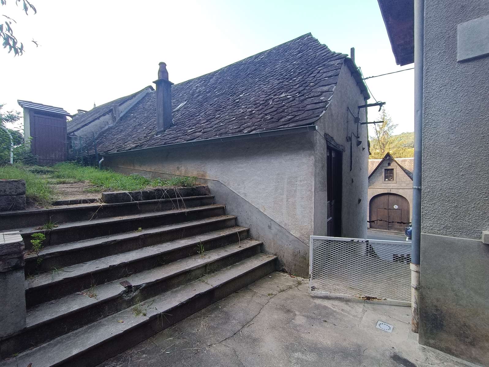 Photo 23 - Maison familiale en pierres et ardoises avec dépendance, puits, garages, caves et terrain d&rsquo;environ 4271 m²