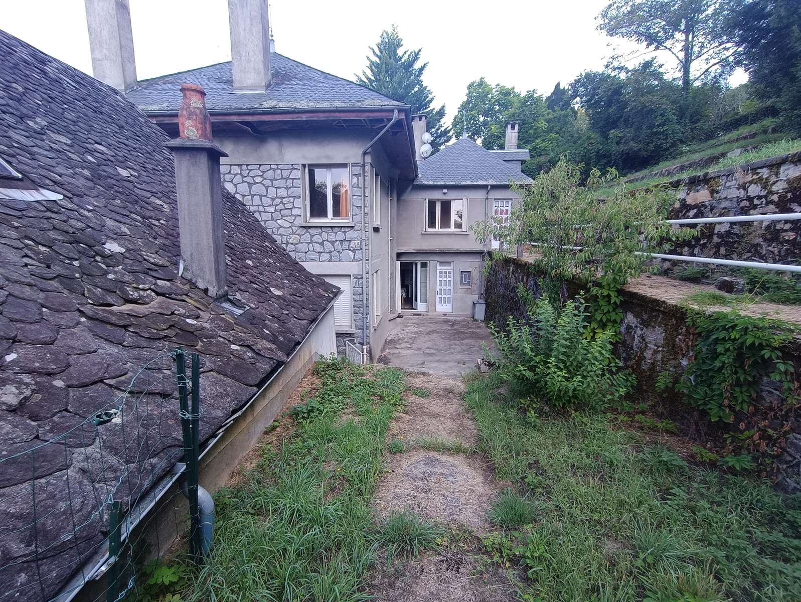 Photo 24 - Maison familiale en pierres et ardoises avec dépendance, puits, garages, caves et terrain d&rsquo;environ 4271 m²