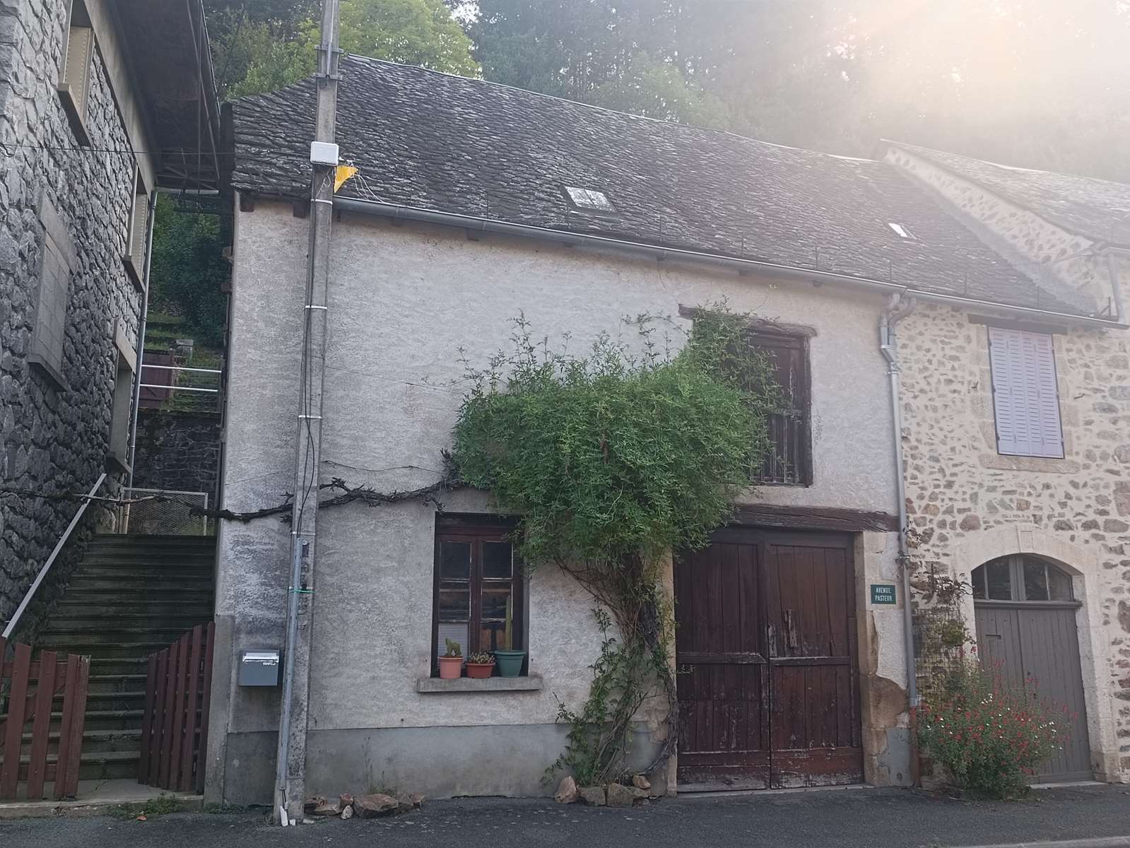 Photo 27 - Maison familiale en pierres et ardoises avec dépendance, puits, garages, caves et terrain d&rsquo;environ 4271 m²