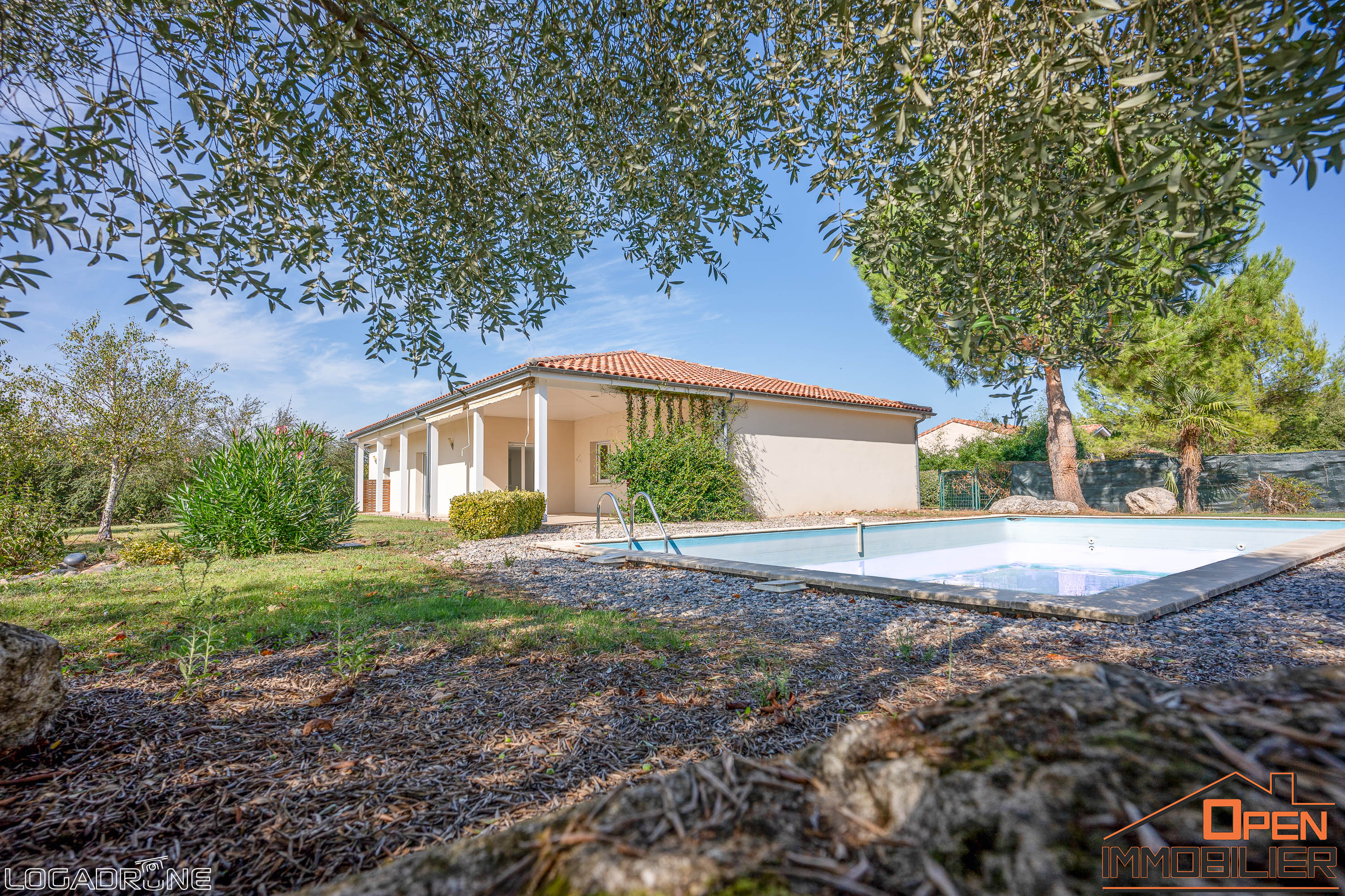Villa de plain pied avec piscine garage et jardin - Photo 2