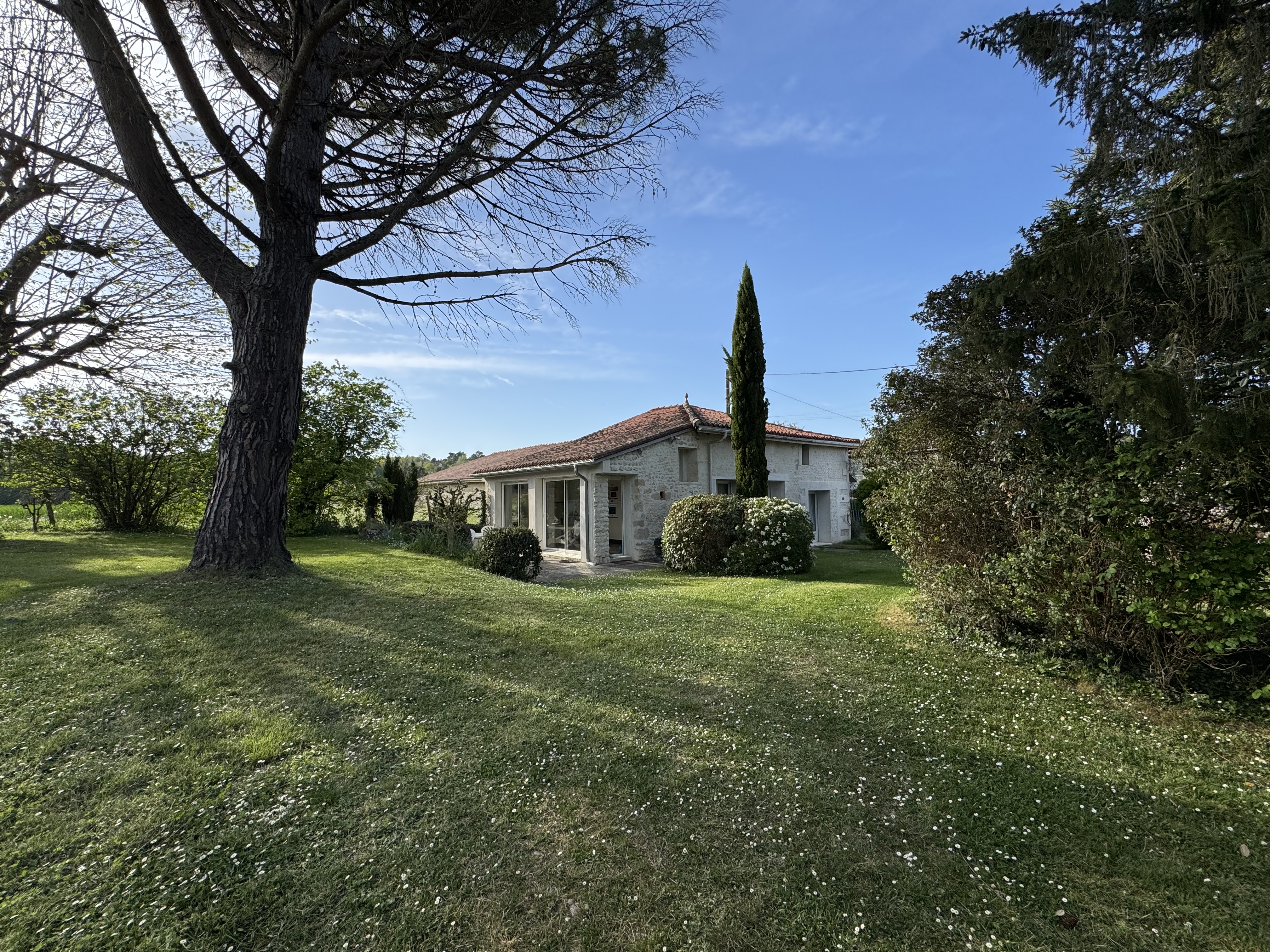 Ensemble immobilier de 111 m² - Hangar - Terrain 5 700 m² - Photo 2