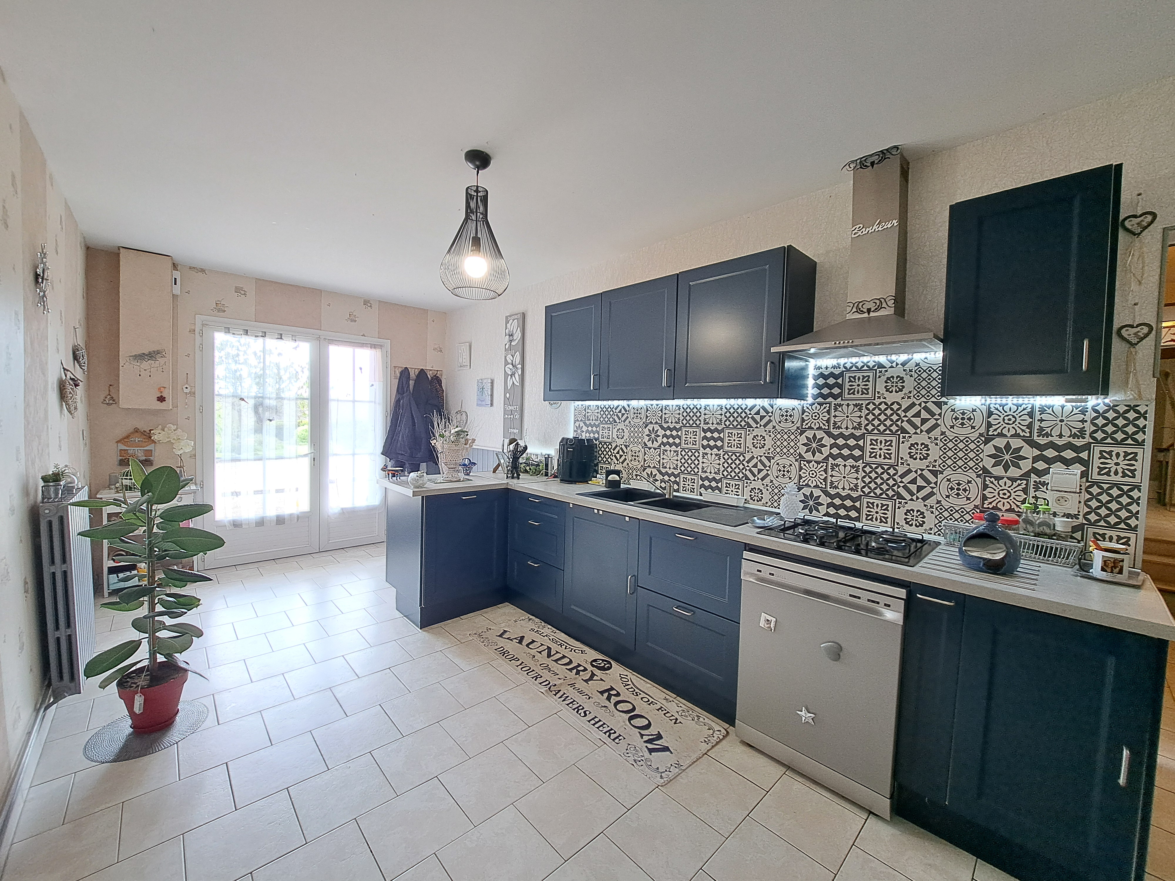 Maison avec garage et terrain piscinable - 136 m² - 6 pièces - Photo 3