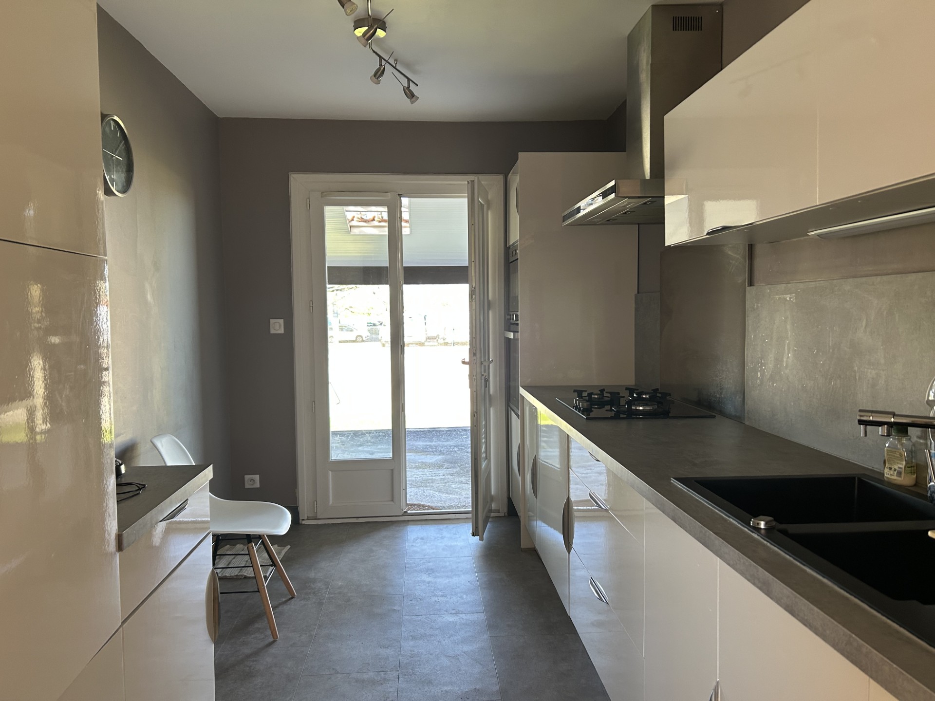 Maison mitoyenne par le garage avec jardin - Photo 3