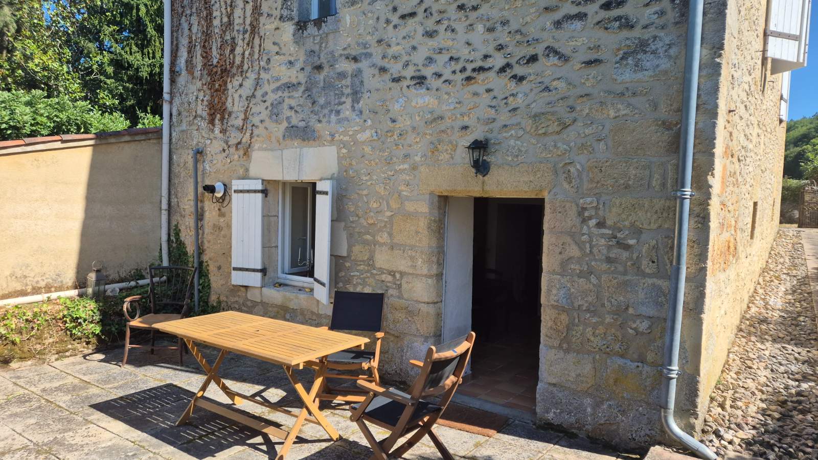CHARMANTE MAISON EN PIERRE AVEC TERRASSE ET JARDIN DANS HAMEAU PAISIBLE EN DORDOGNE - Photo 2
