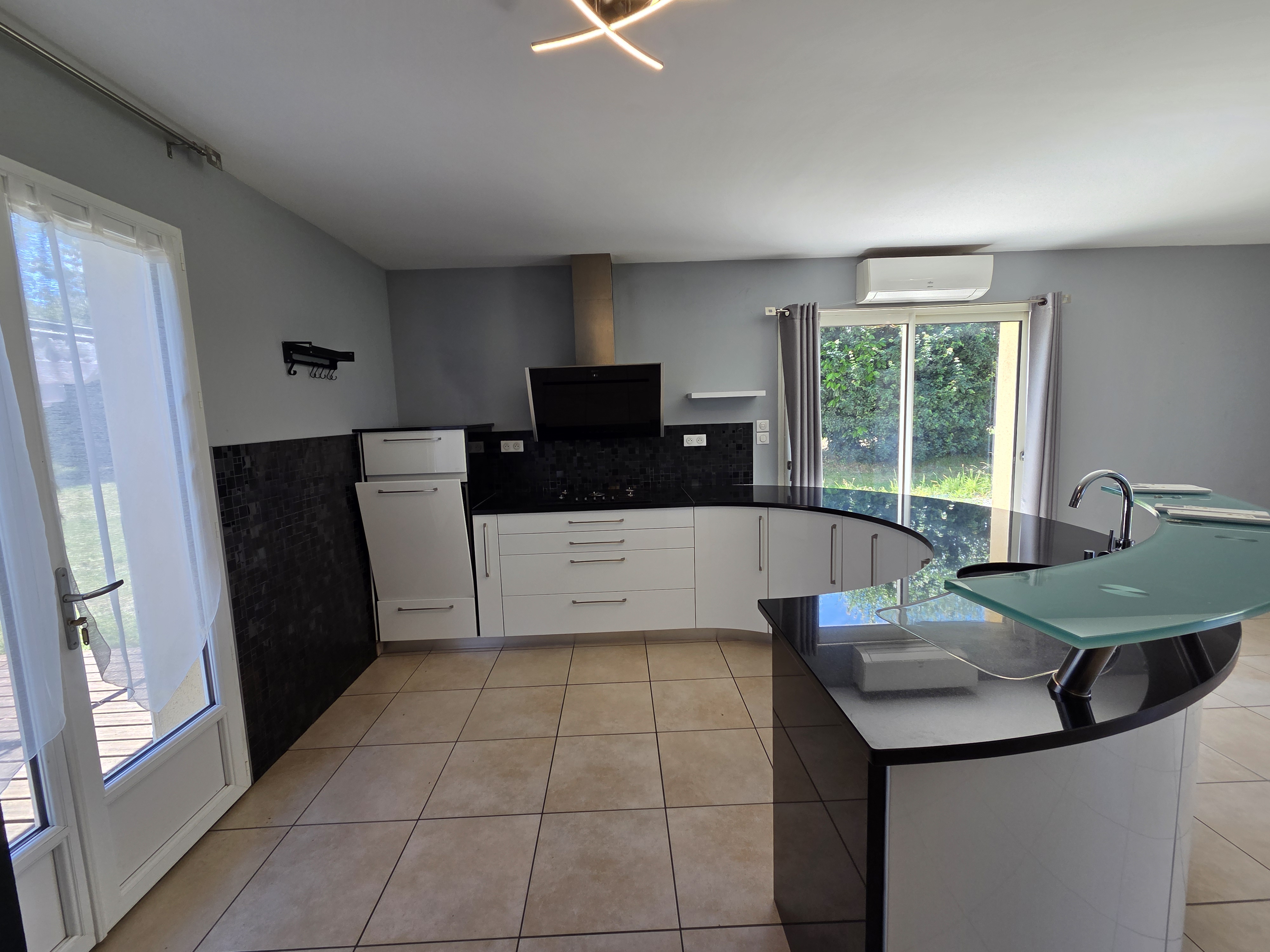Photo 5 - Maison d&rsquo;habitation 5 chambres sur sous-sol/garage le tout sur terrain clos