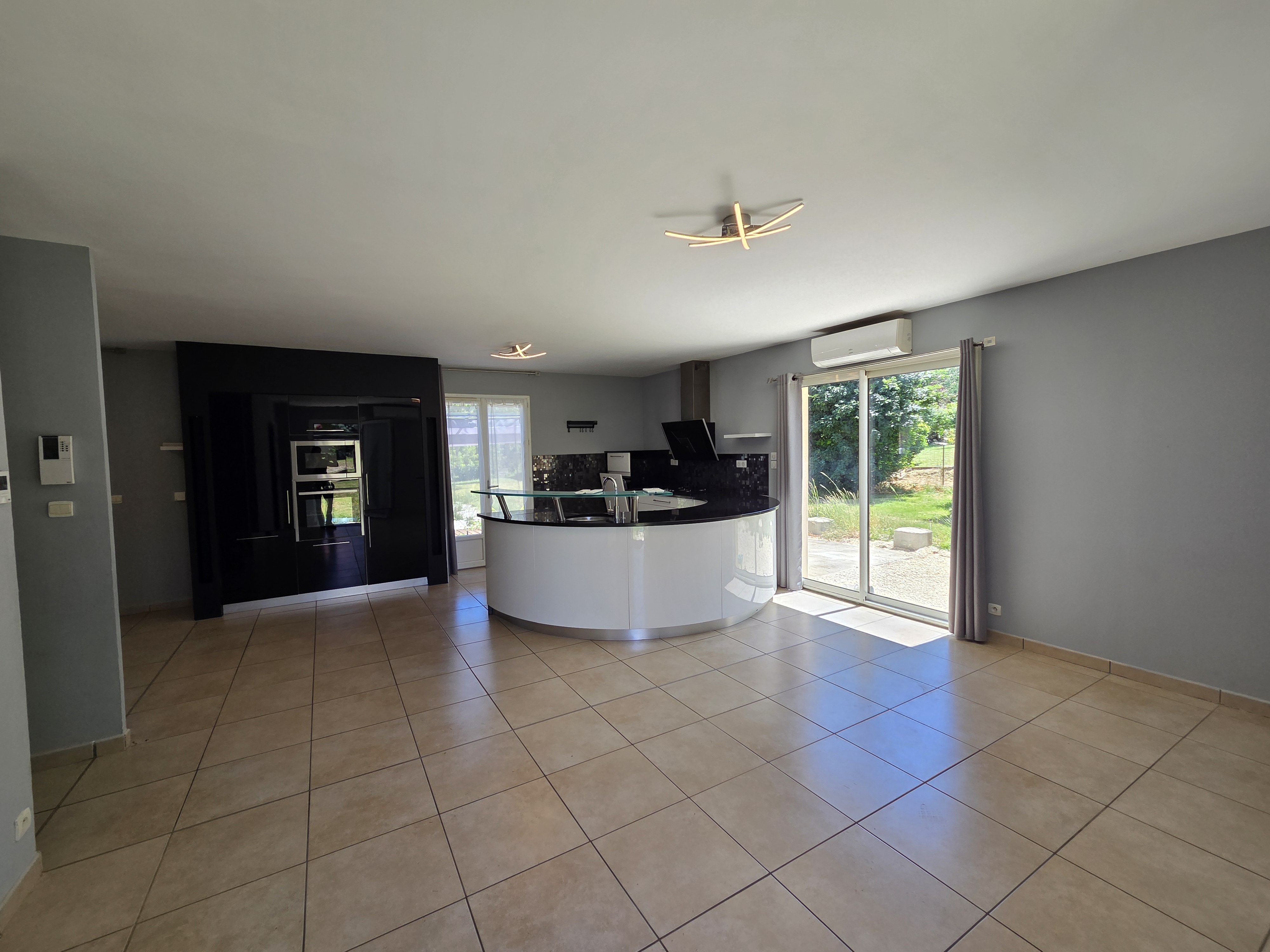 Photo 3 - Maison d&rsquo;habitation 5 chambres sur sous-sol/garage le tout sur terrain clos