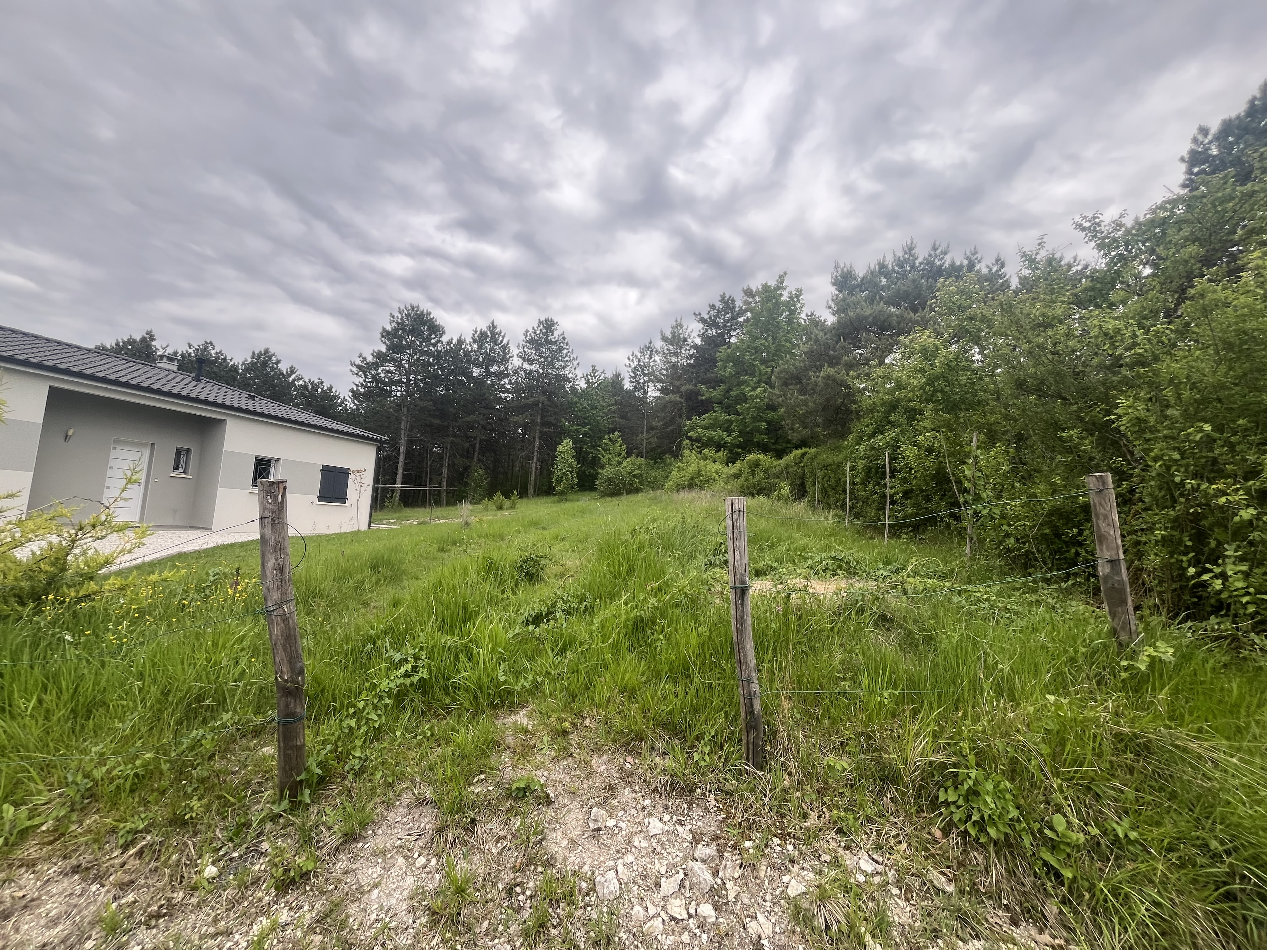 Terrain constructible de 1795m² - Photo 2