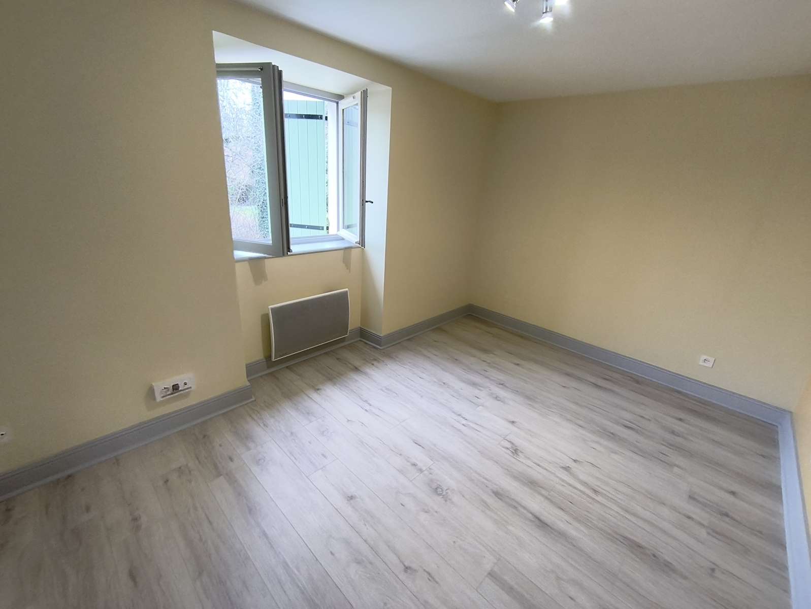 Photo 18 - Charmante maison en pierre et ardoise rénovée, 4 chambres, garage, grange – Proche de Seilhac