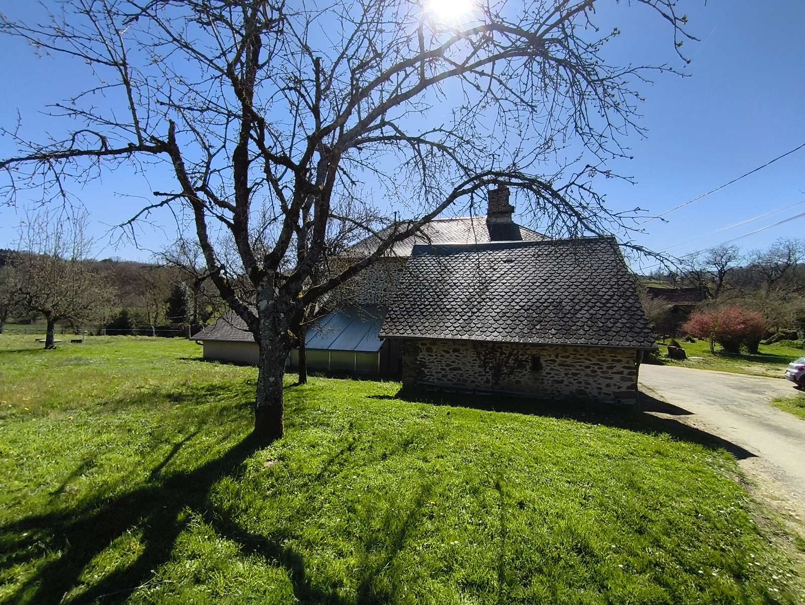 Photo 2 - Charmante maison en pierre et ardoise rénovée, 4 chambres, garage, grange – Proche de Seilhac