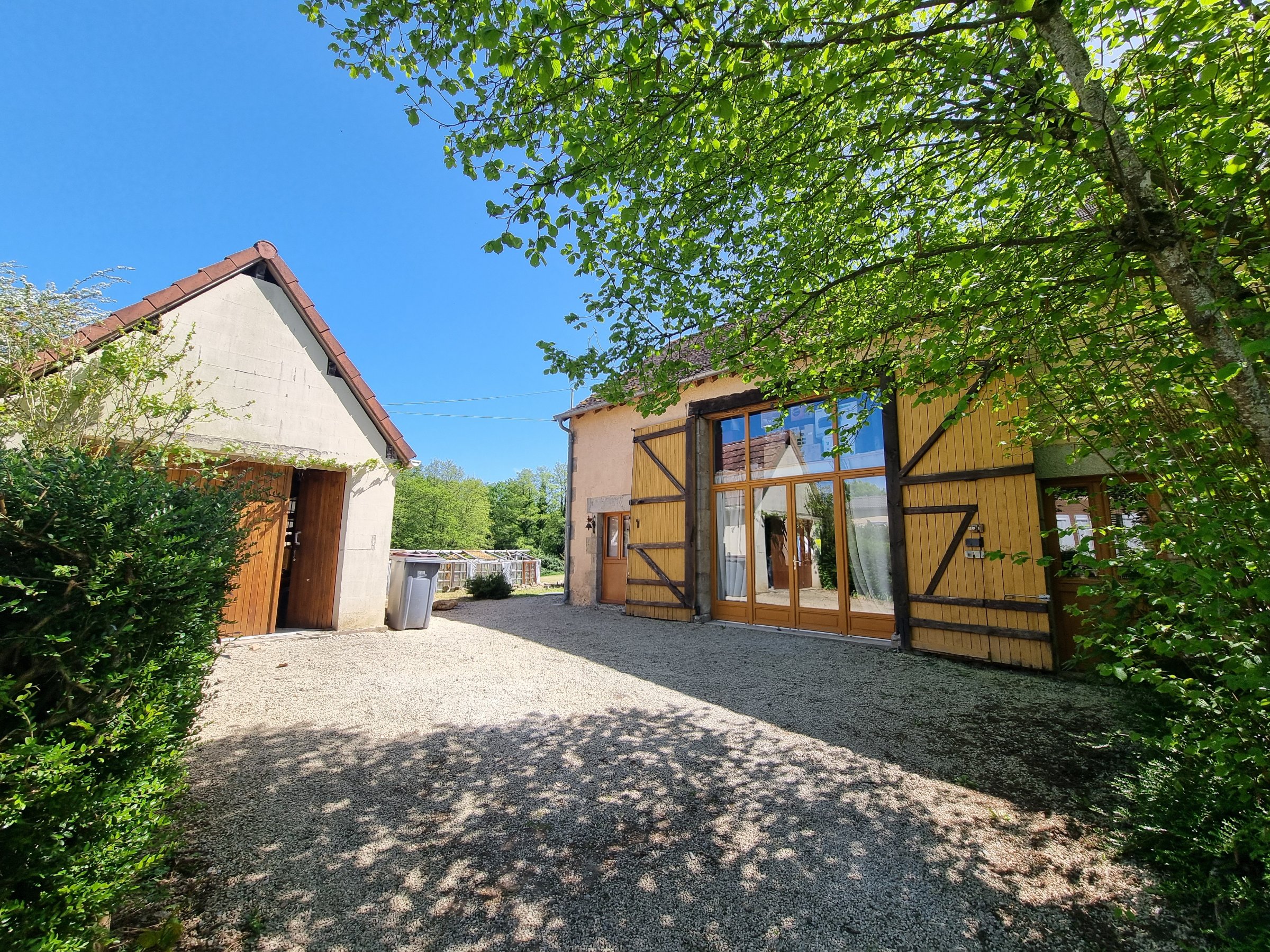 Photo 2 - Grange réhabilitée sur 9 518 m² de terrain traversé par un ruisseau !