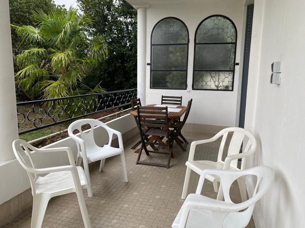GRAND T4 MEUBLE EN REZ DE JARDIN LUMINEUX ET CALME EVENTUELLEMENT POUR ACTIVITE (ASSISTANTE MATERNELLE …) OU COLOCATION TARBES CENTRE PROCHE GARE,UNIVERSITE,COMMERCES…