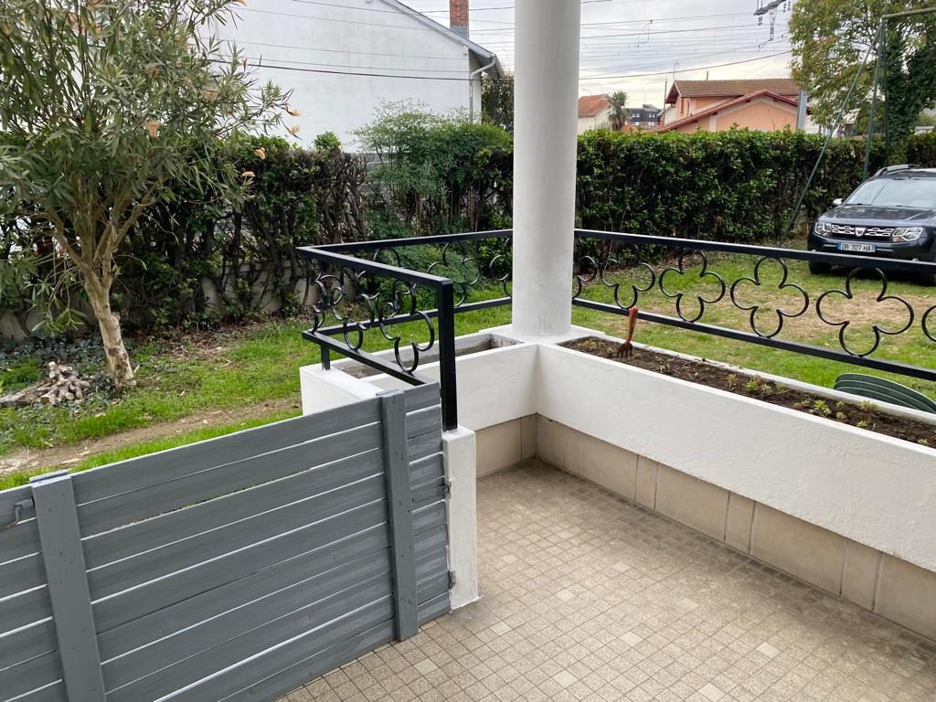 Photo 3 - GRAND T4 MEUBLE EN REZ DE JARDIN LUMINEUX ET CALME EVENTUELLEMENT POUR ACTIVITE (ASSISTANTE MATERNELLE …) OU COLOCATION TARBES CENTRE PROCHE GARE,UNIVERSITE,COMMERCES…