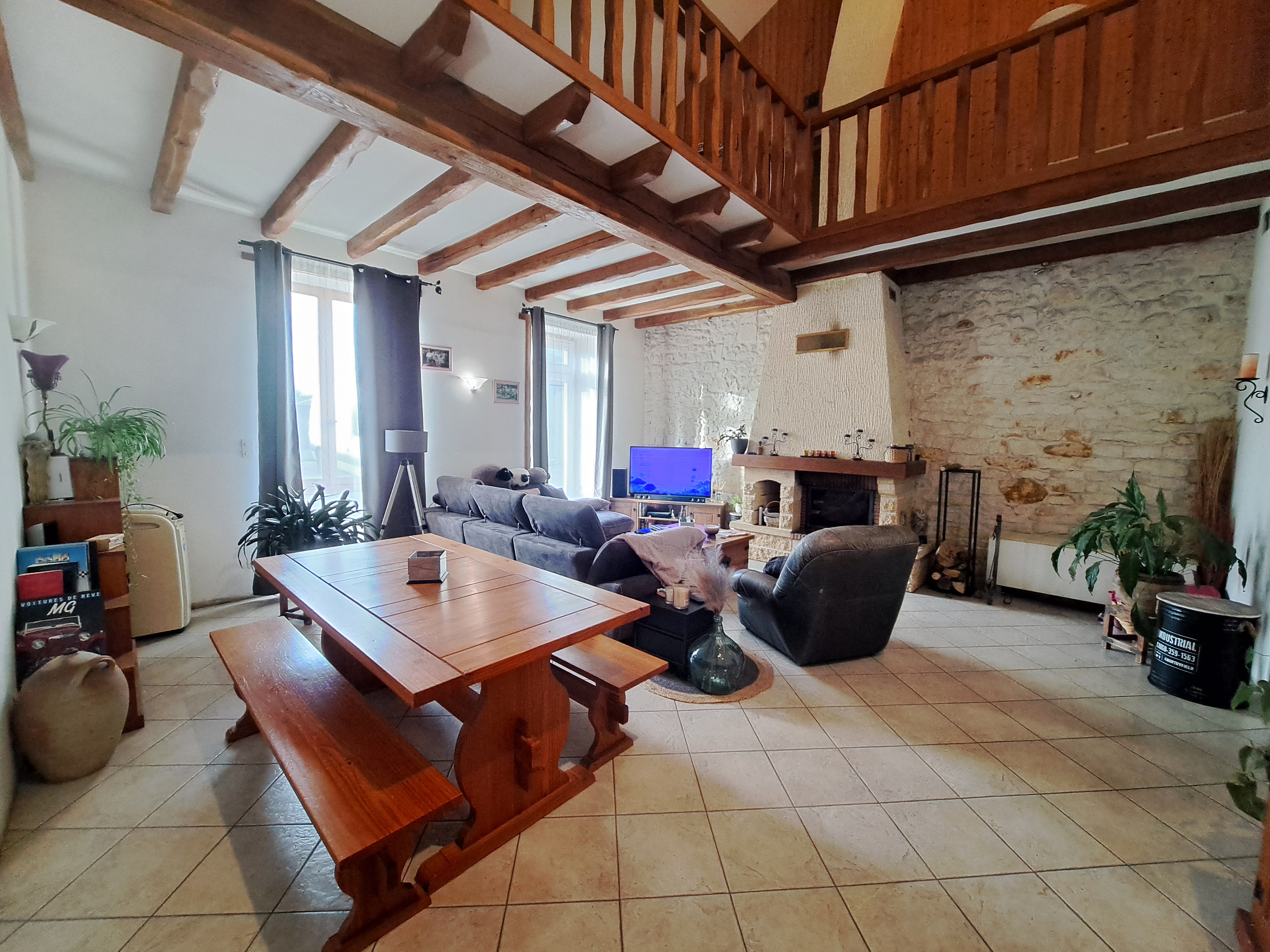 Maison charentaise avec garage et jardin - 244 m² - 8 pièces - Photo 3