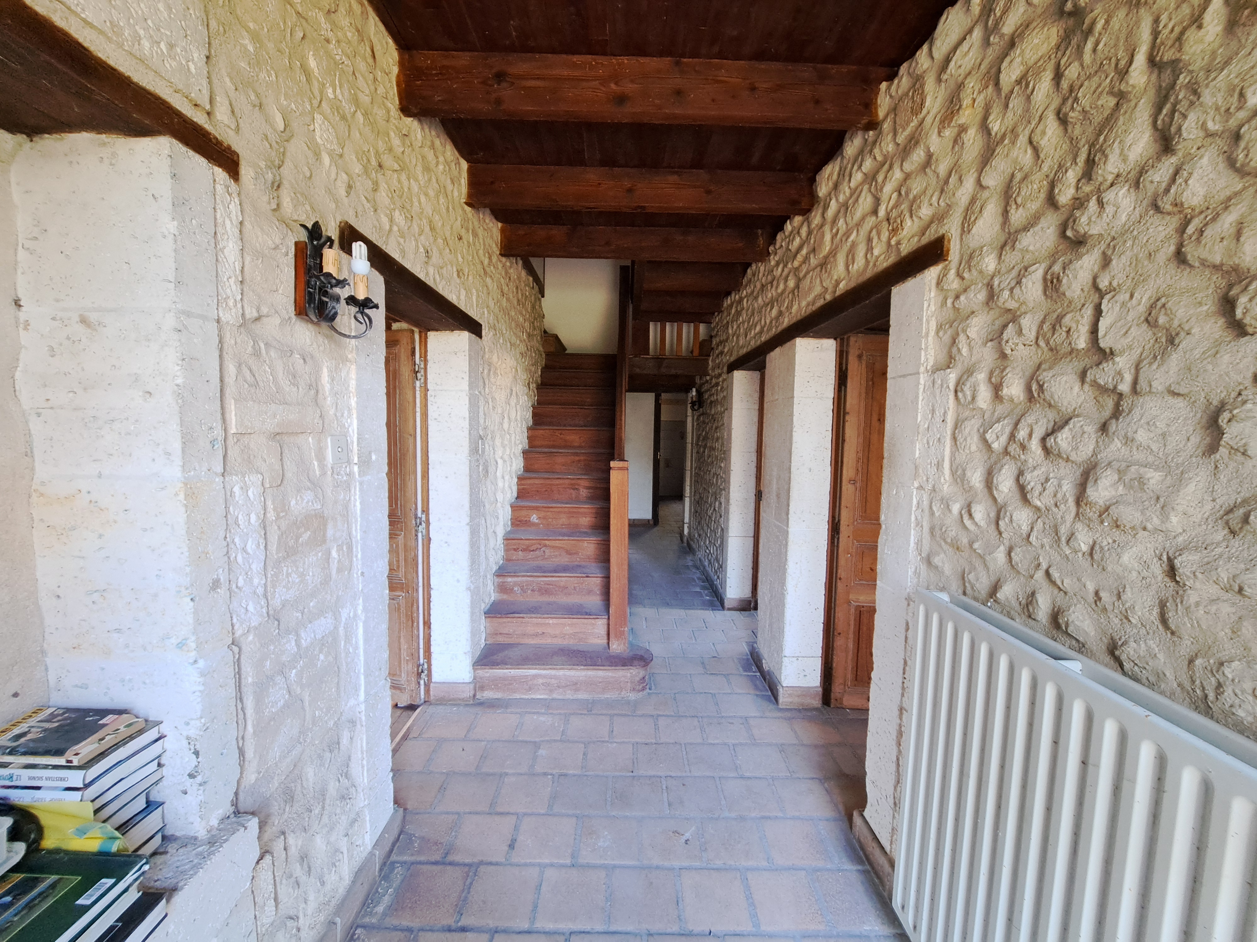 Photo 2 - Maison en pierre à rénover avec garage attenant, atelier, cave, hangars et terrain – 160 m² – 7 pièces