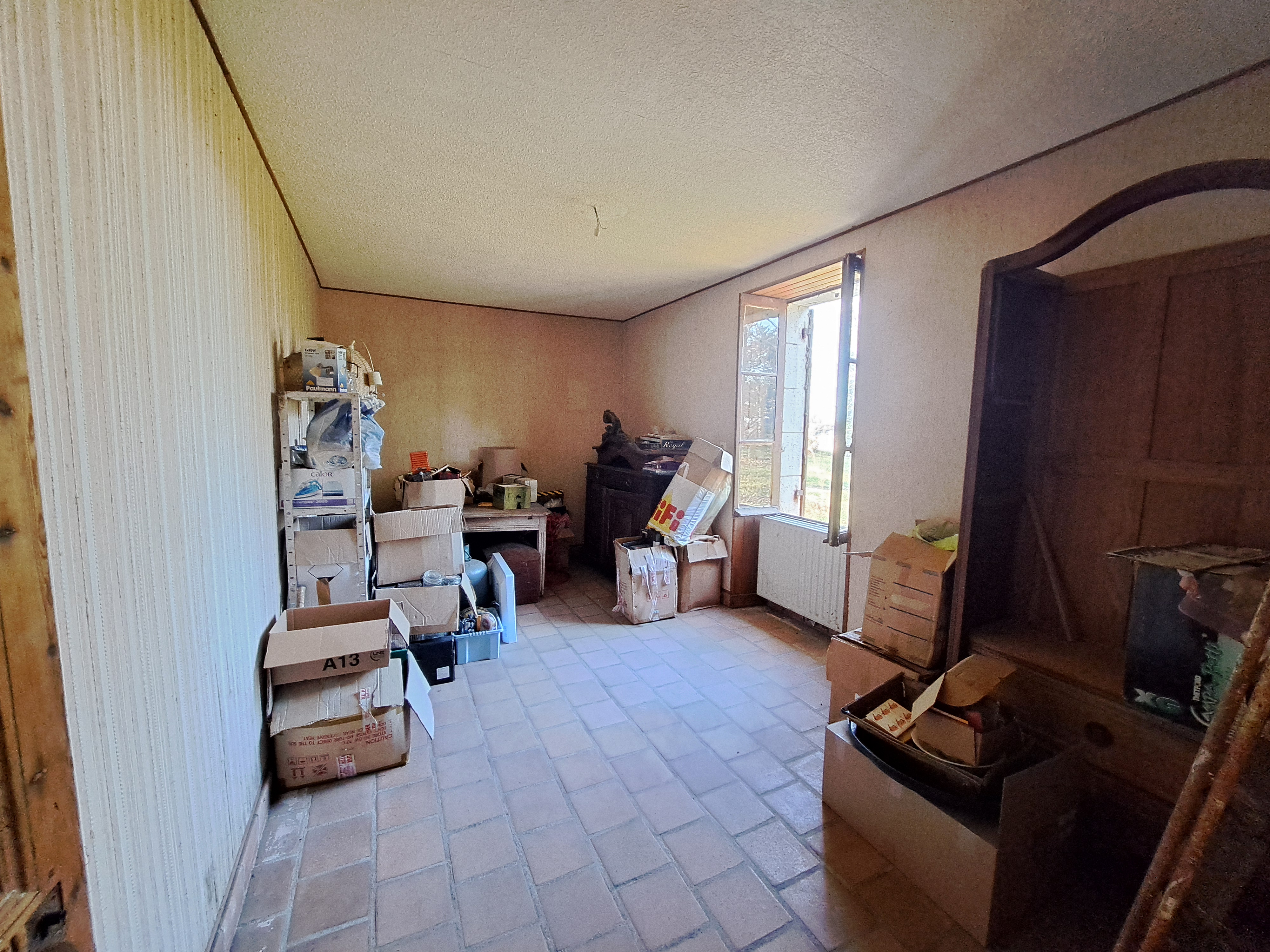 Photo 9 - Maison en pierre à rénover avec garage attenant, atelier, cave, hangars et terrain – 160 m² – 7 pièces