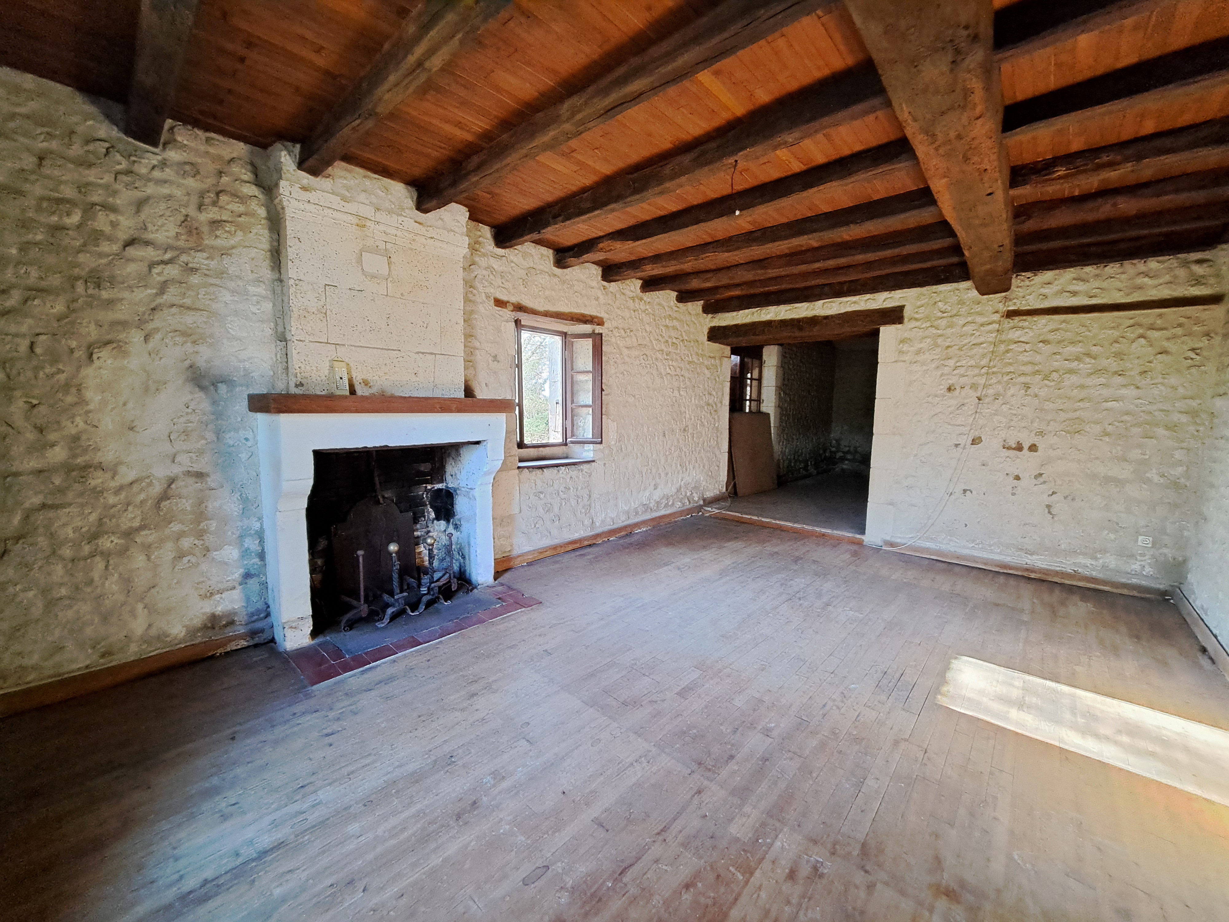 Photo 3 - Maison en pierre à rénover avec garage attenant, atelier, cave, hangars et terrain – 160 m² – 7 pièces