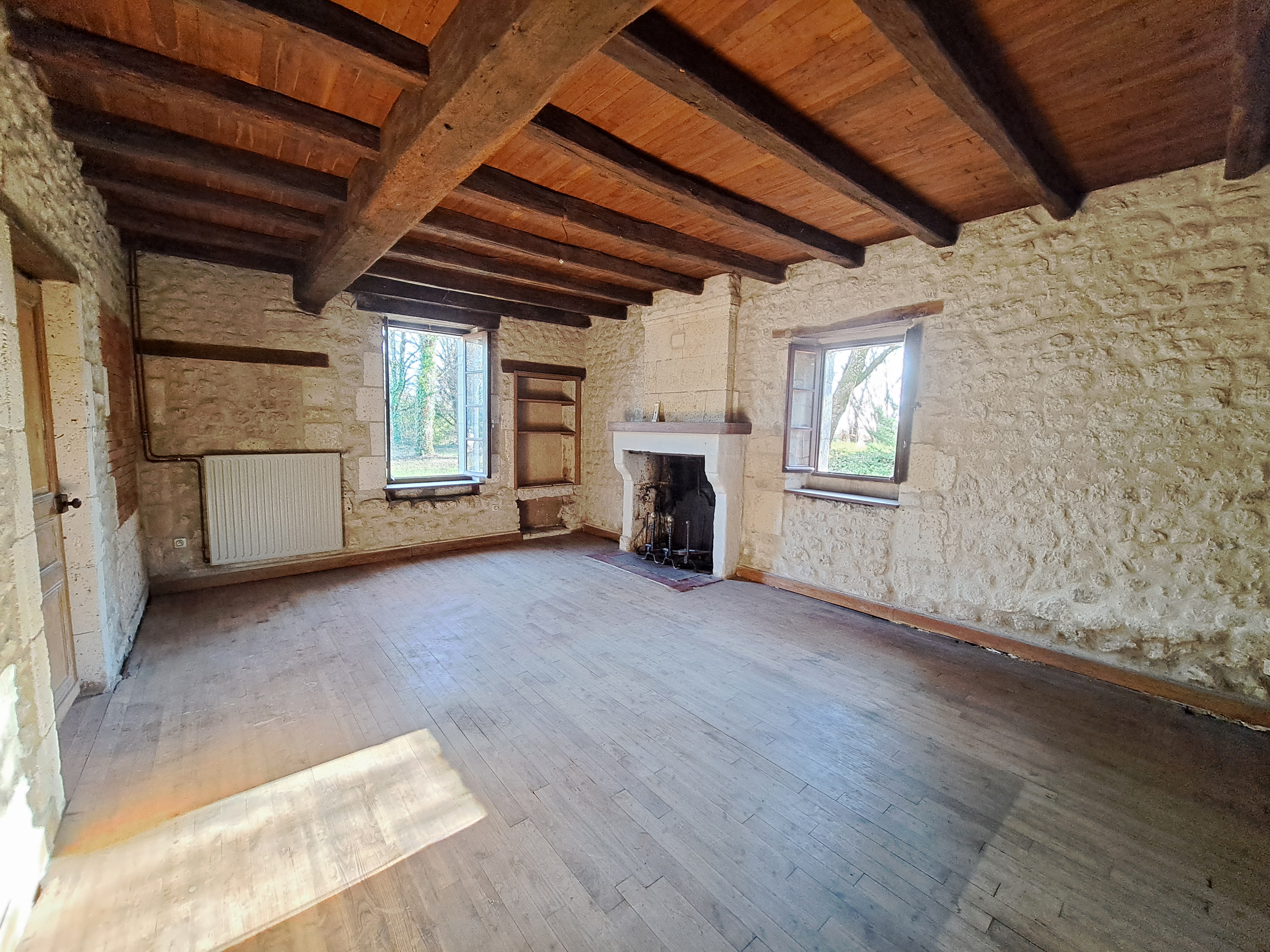 Photo 4 - Maison en pierre à rénover avec garage attenant, atelier, cave, hangars et terrain – 160 m² – 7 pièces