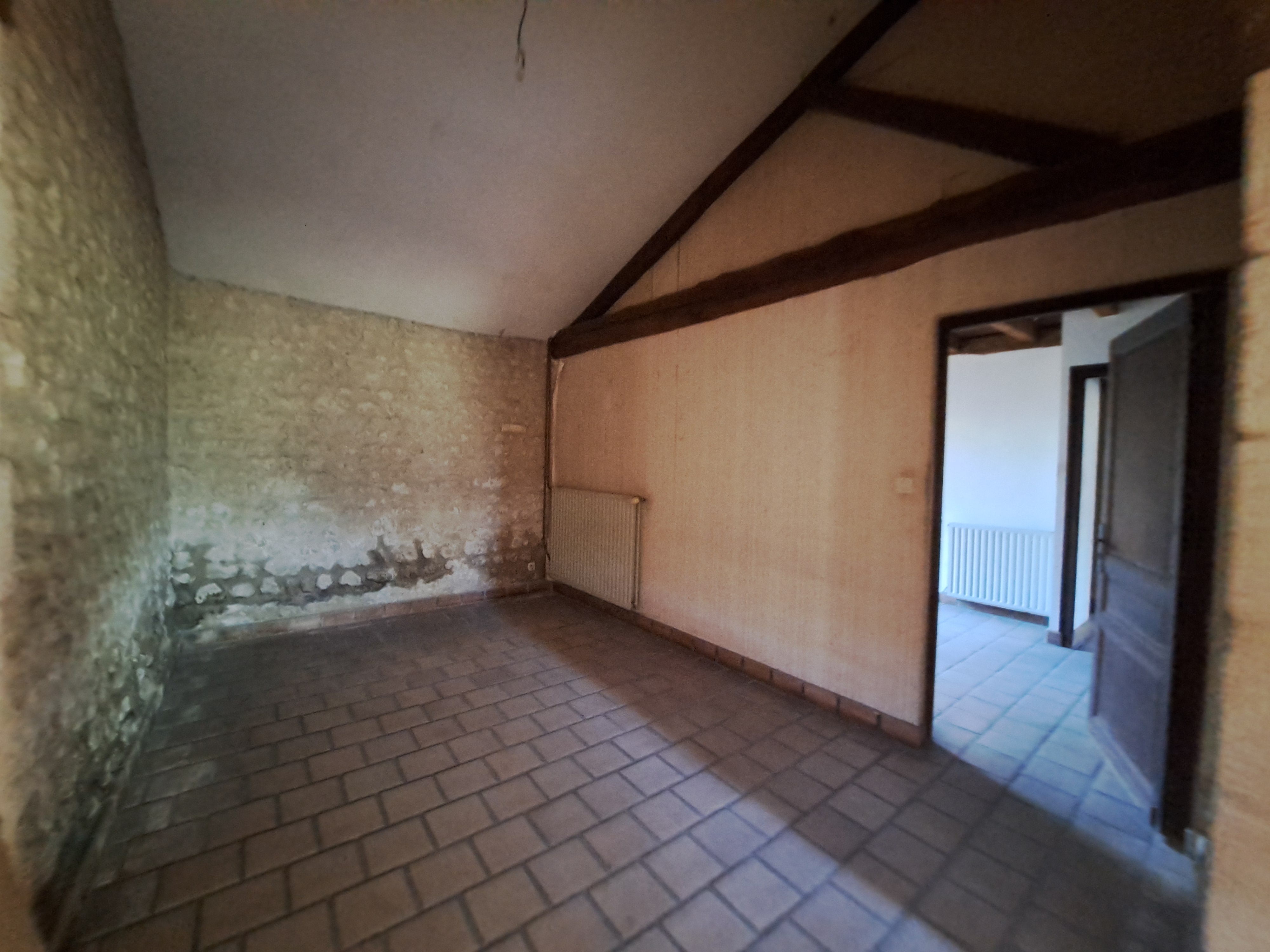 Photo 5 - Maison en pierre à rénover avec garage attenant, atelier, cave, hangars et terrain – 160 m² – 7 pièces