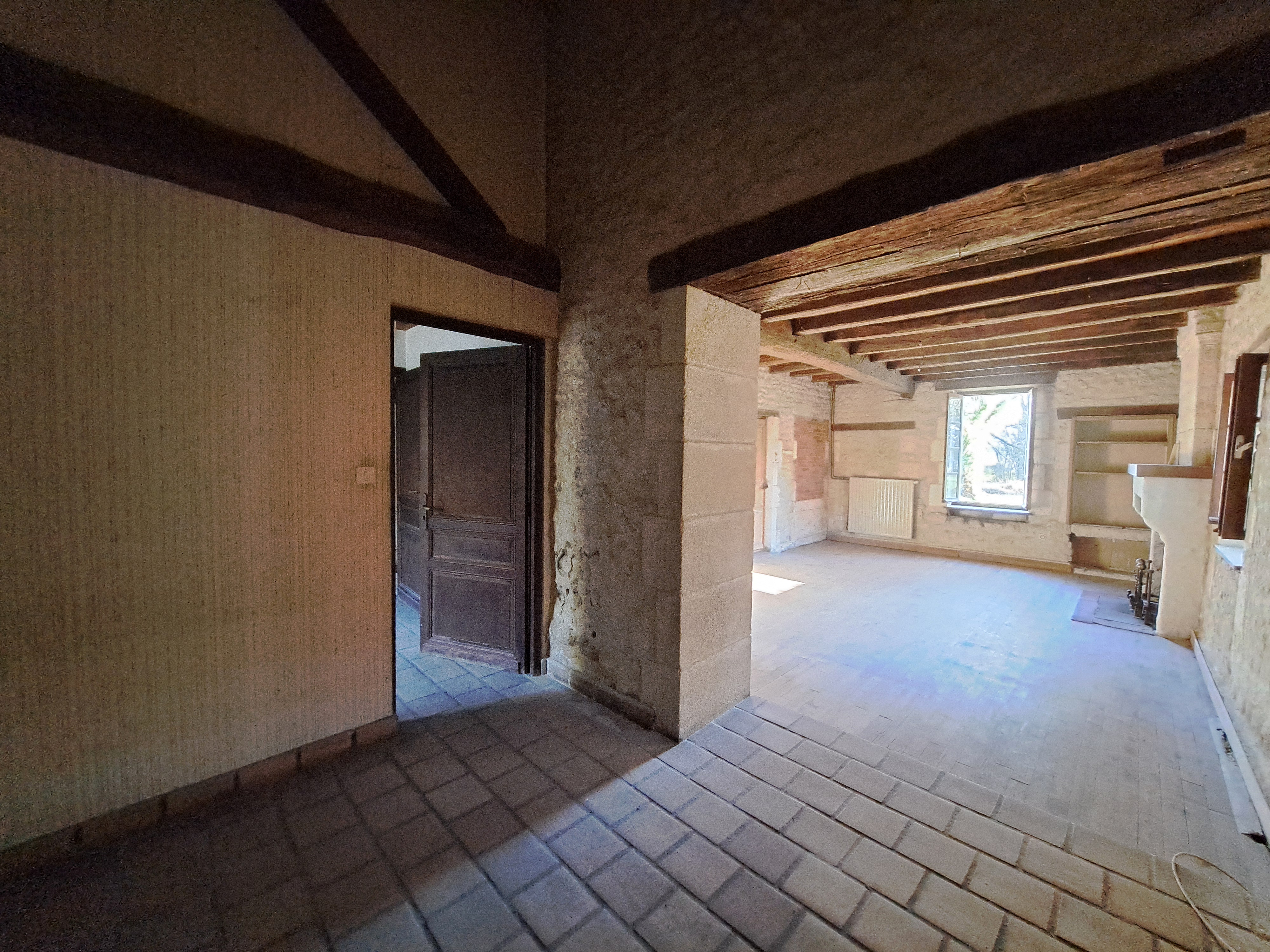 Photo 6 - Maison en pierre à rénover avec garage attenant, atelier, cave, hangars et terrain – 160 m² – 7 pièces