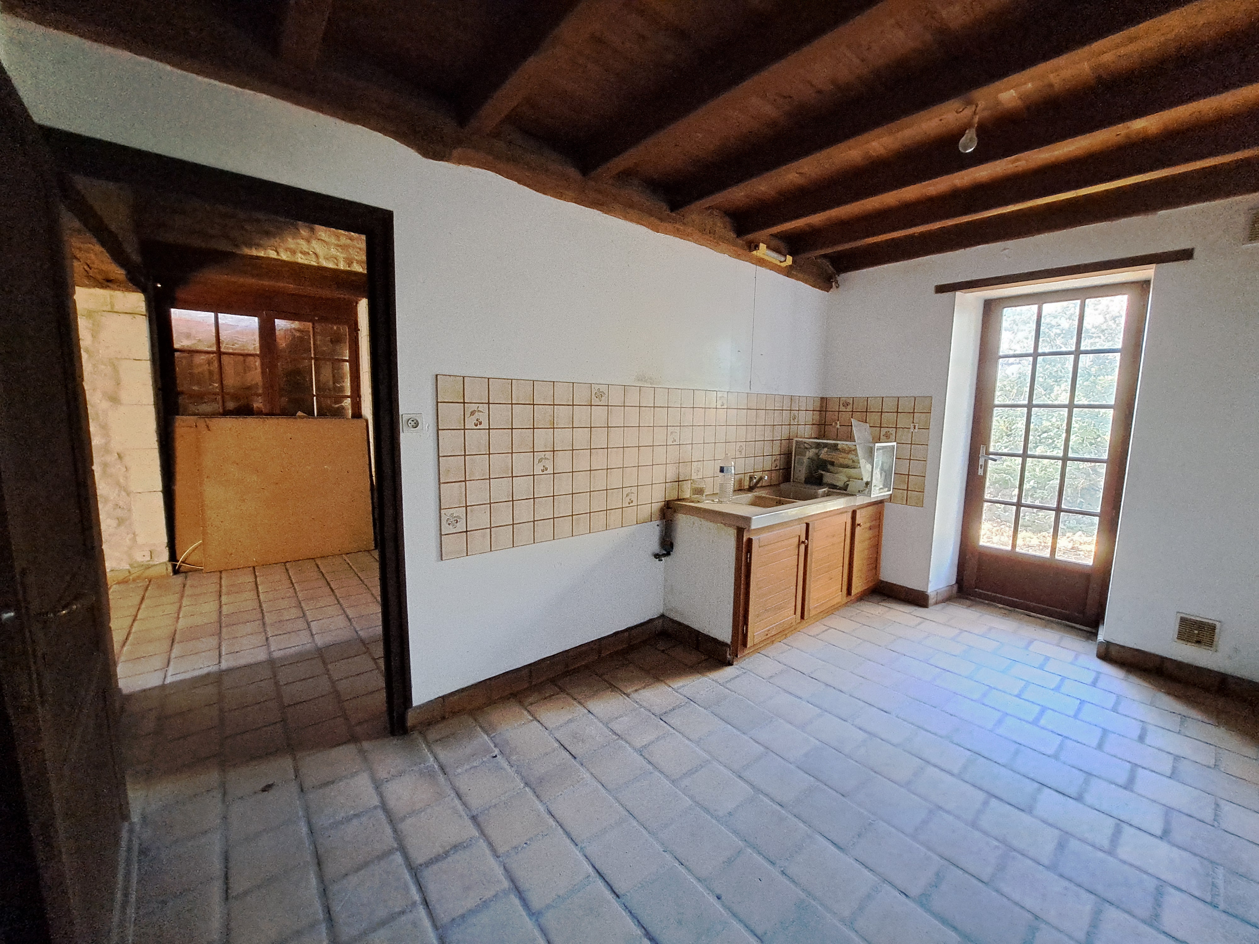 Photo 7 - Maison en pierre à rénover avec garage attenant, atelier, cave, hangars et terrain – 160 m² – 7 pièces