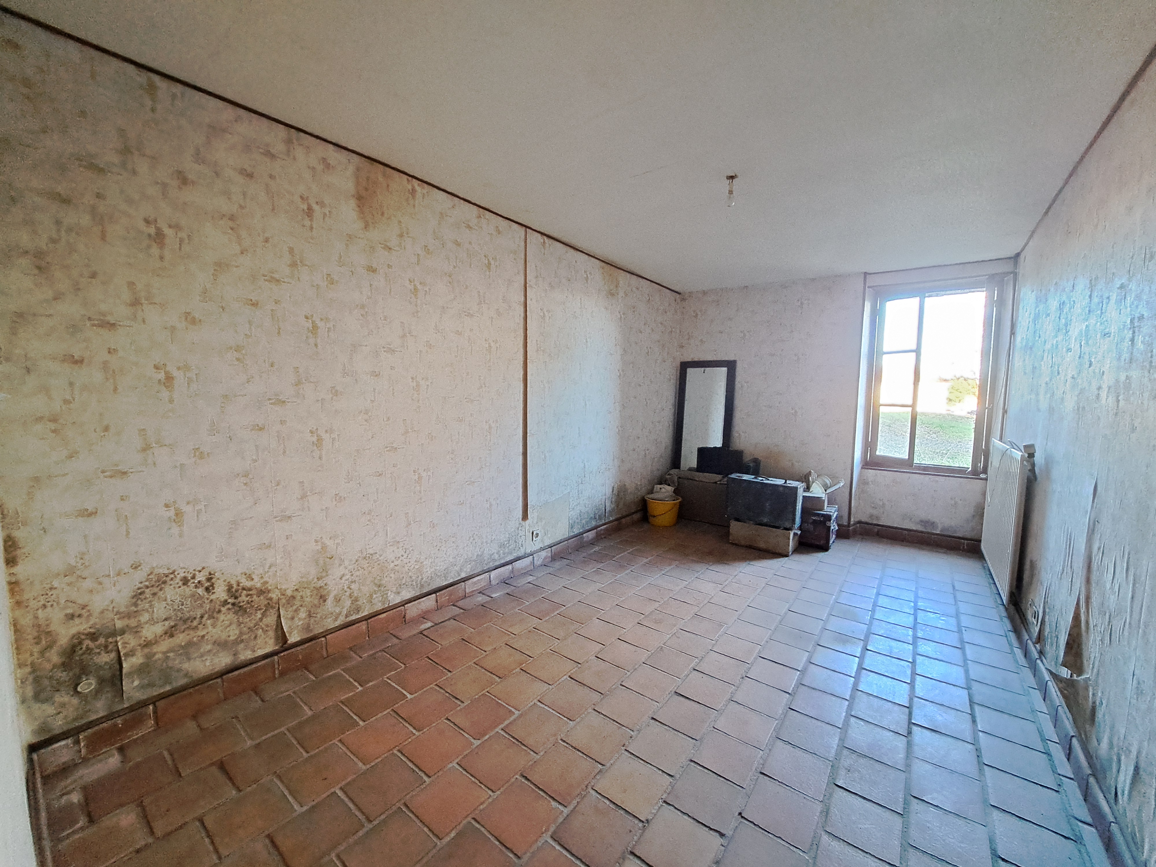 Photo 10 - Maison en pierre à rénover avec garage attenant, atelier, cave, hangars et terrain – 160 m² – 7 pièces