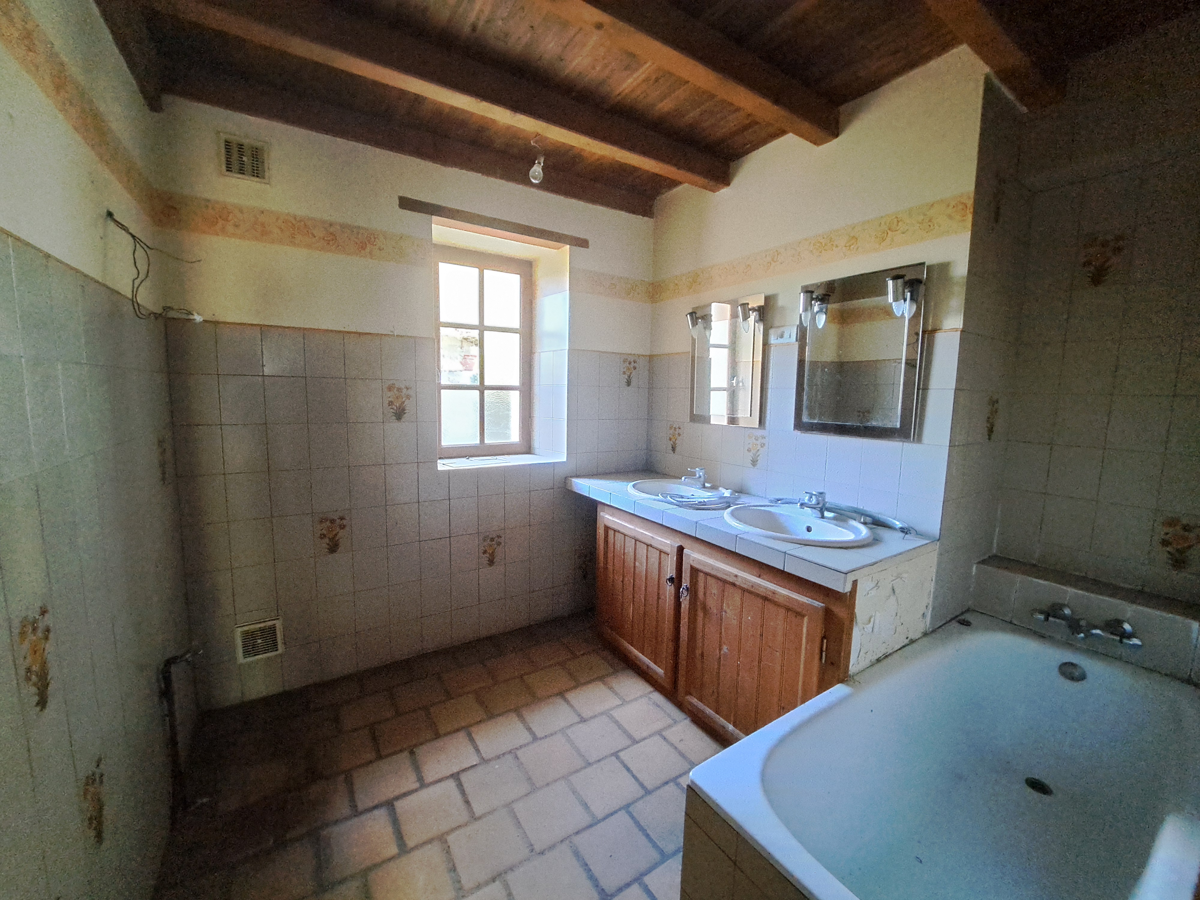 Photo 8 - Maison en pierre à rénover avec garage attenant, atelier, cave, hangars et terrain – 160 m² – 7 pièces