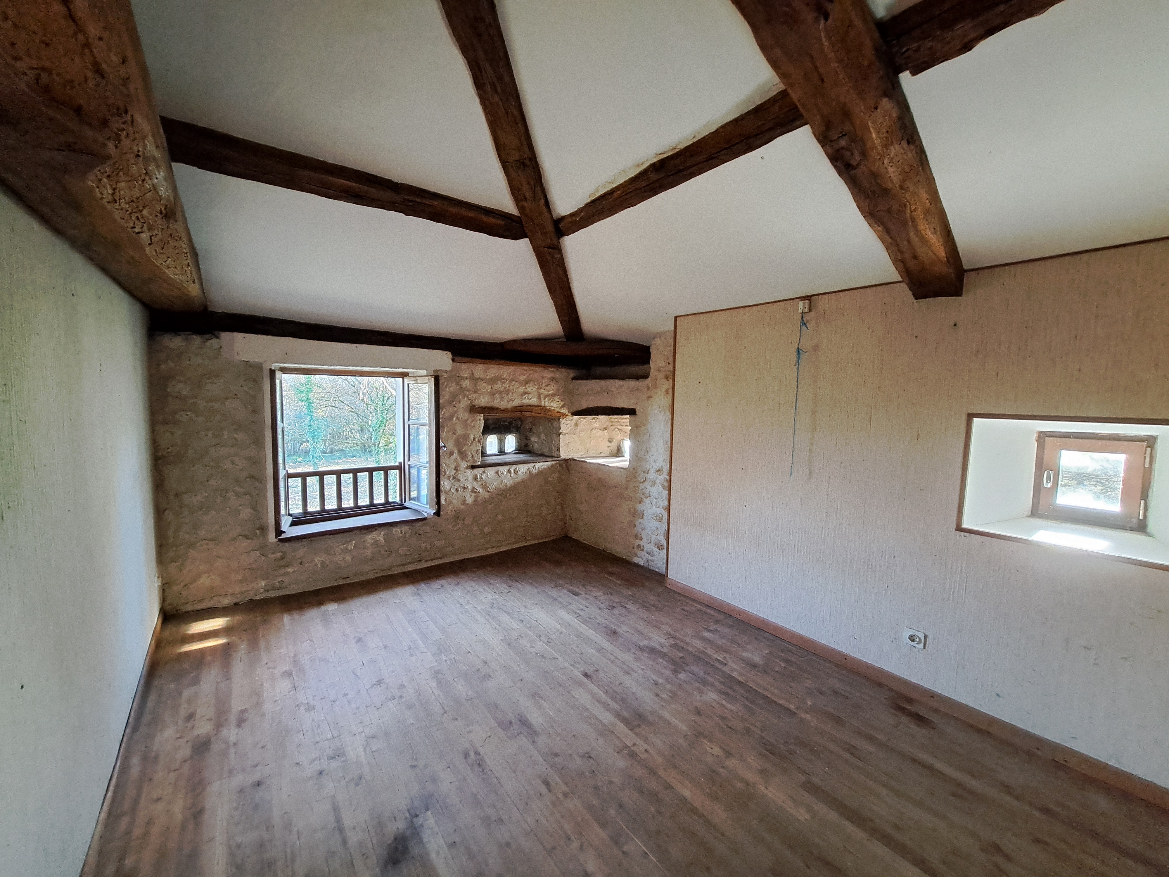 Photo 12 - Maison en pierre à rénover avec garage attenant, atelier, cave, hangars et terrain – 160 m² – 7 pièces