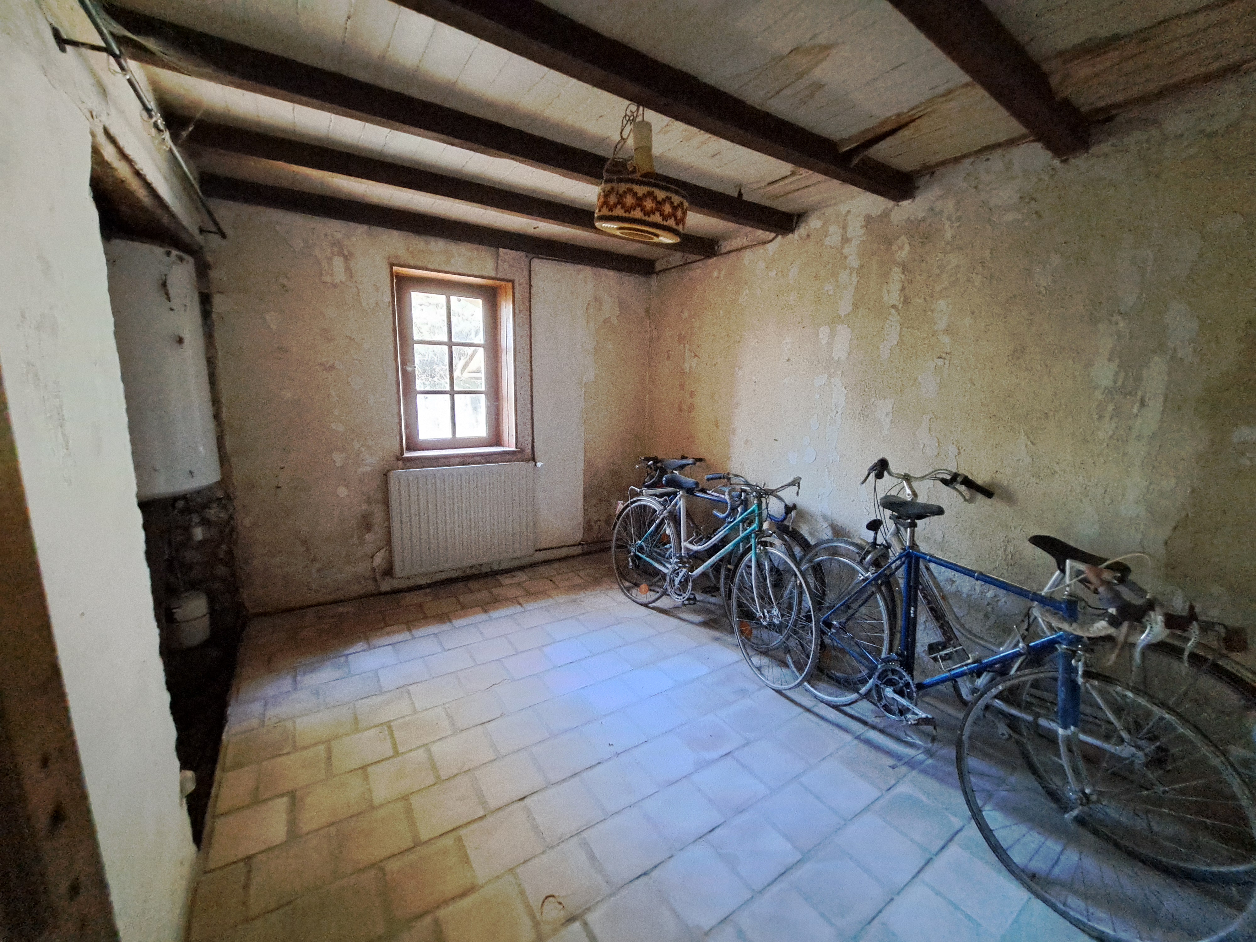 Photo 11 - Maison en pierre à rénover avec garage attenant, atelier, cave, hangars et terrain – 160 m² – 7 pièces