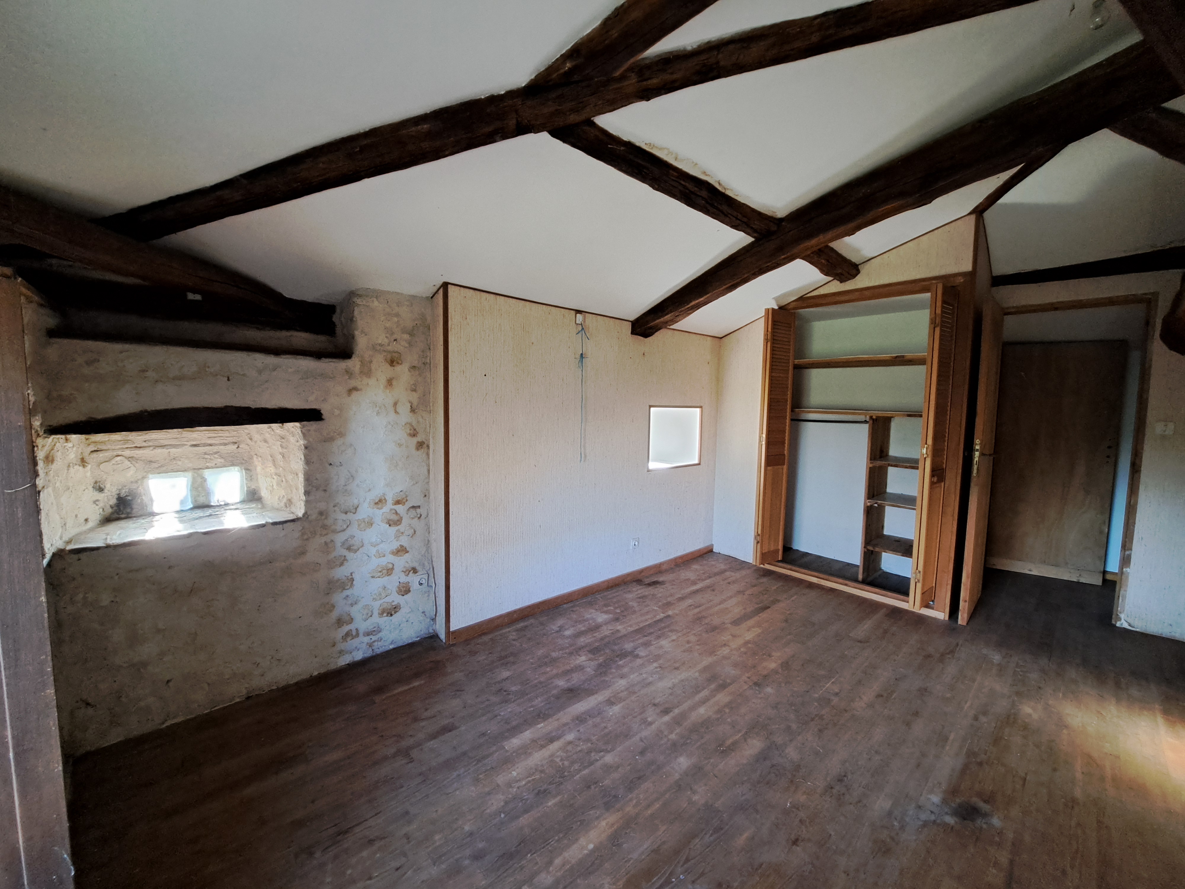 Photo 13 - Maison en pierre à rénover avec garage attenant, atelier, cave, hangars et terrain – 160 m² – 7 pièces