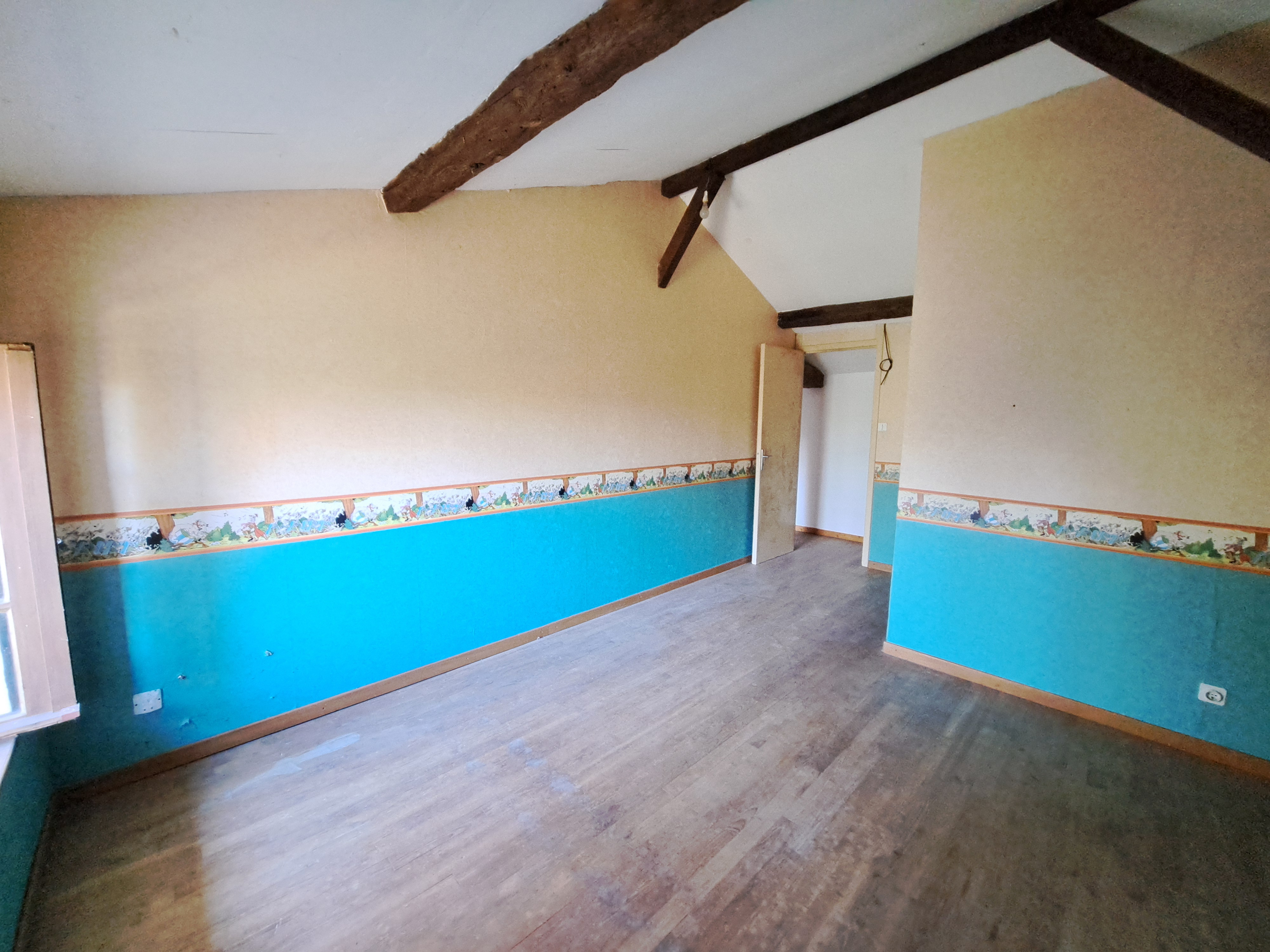 Photo 14 - Maison en pierre à rénover avec garage attenant, atelier, cave, hangars et terrain – 160 m² – 7 pièces