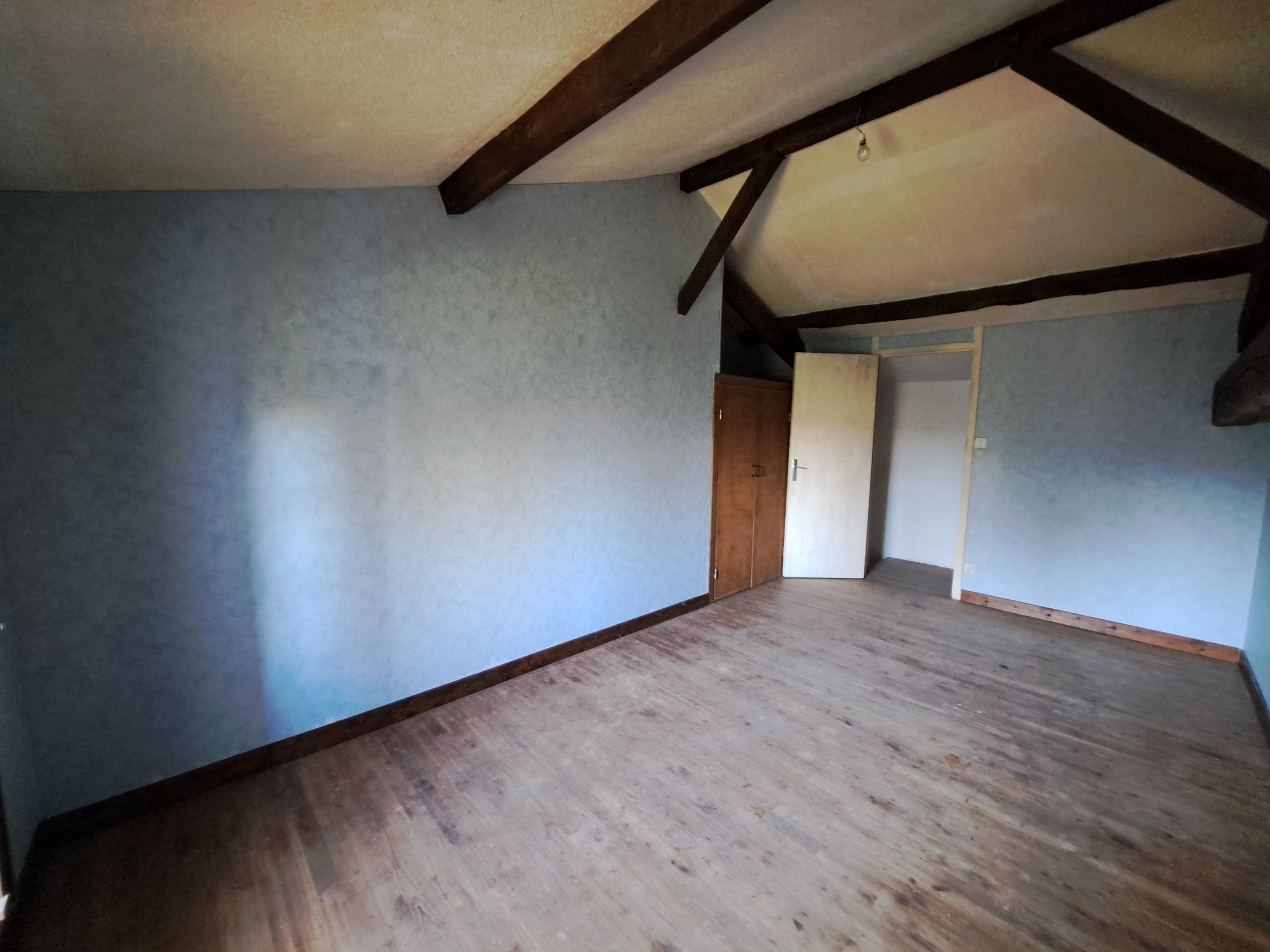 Photo 15 - Maison en pierre à rénover avec garage attenant, atelier, cave, hangars et terrain – 160 m² – 7 pièces