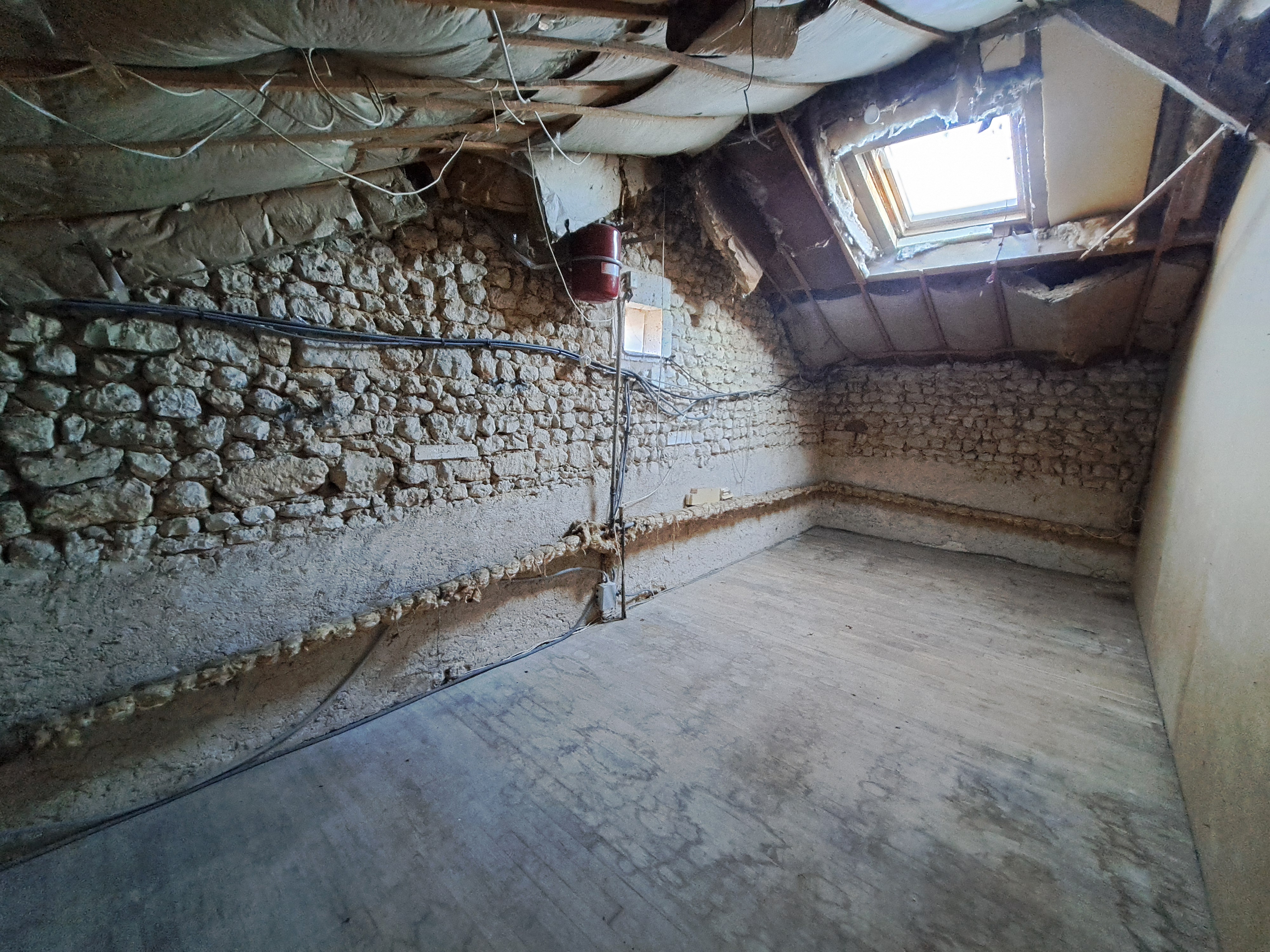 Photo 16 - Maison en pierre à rénover avec garage attenant, atelier, cave, hangars et terrain – 160 m² – 7 pièces