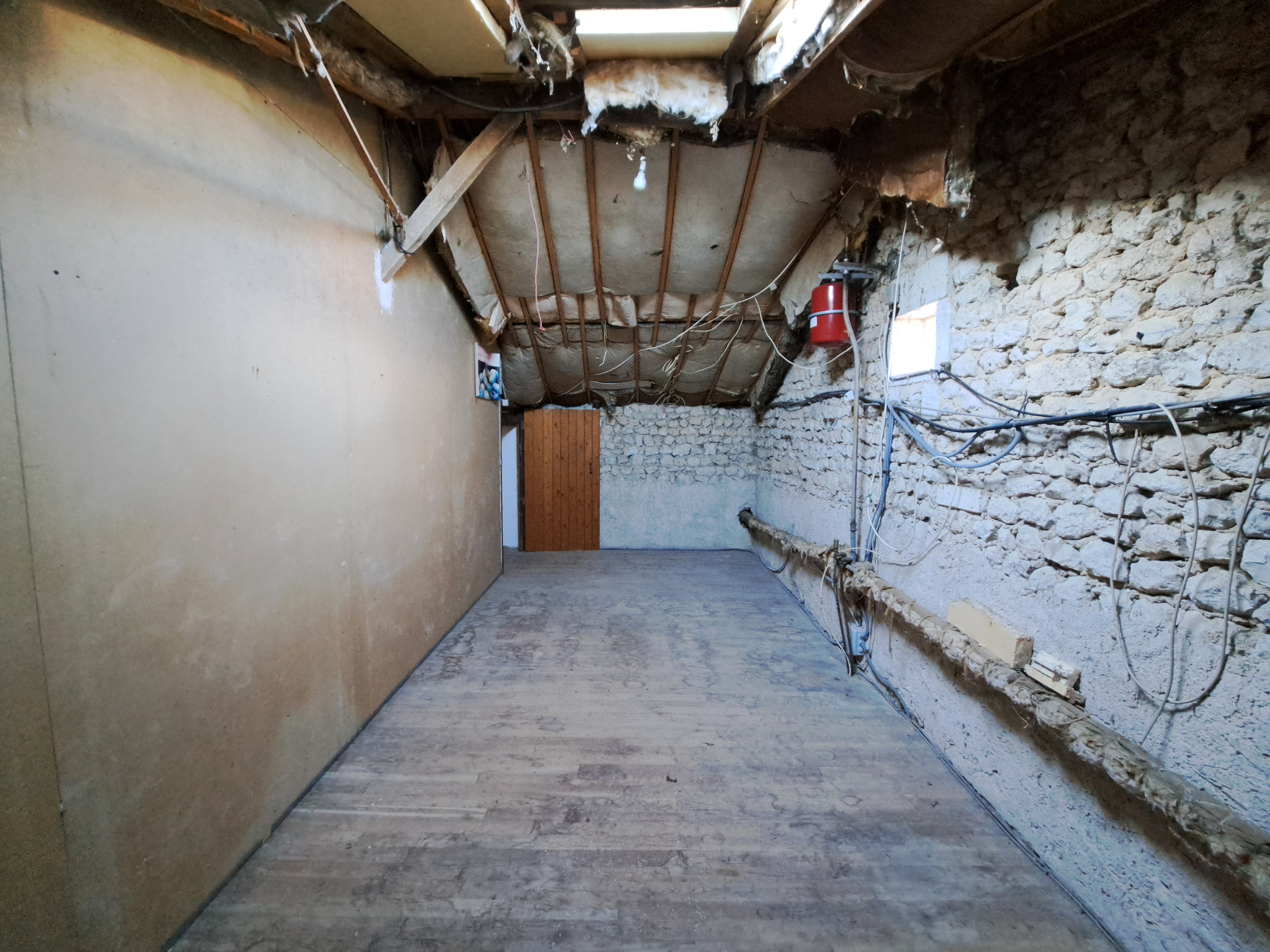 Photo 17 - Maison en pierre à rénover avec garage attenant, atelier, cave, hangars et terrain – 160 m² – 7 pièces