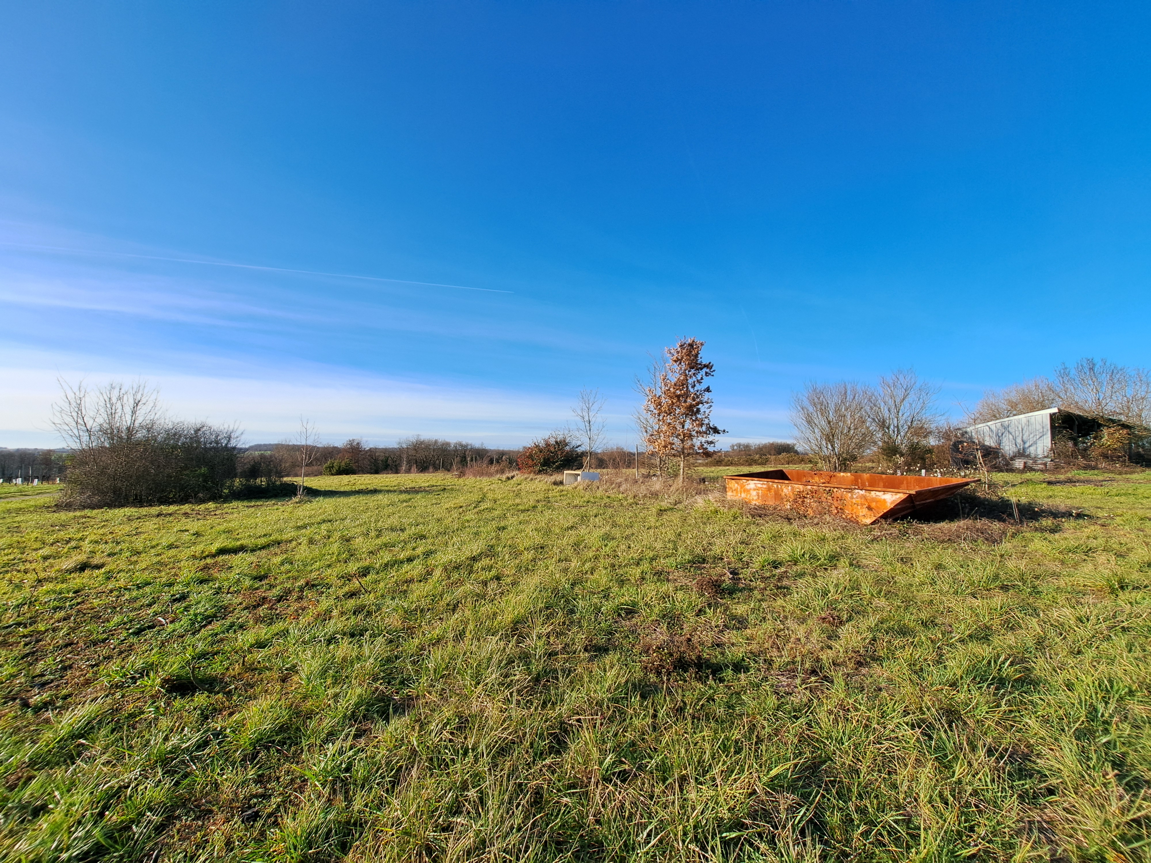 Photo 19 - Maison en pierre à rénover avec garage attenant, atelier, cave, hangars et terrain – 160 m² – 7 pièces